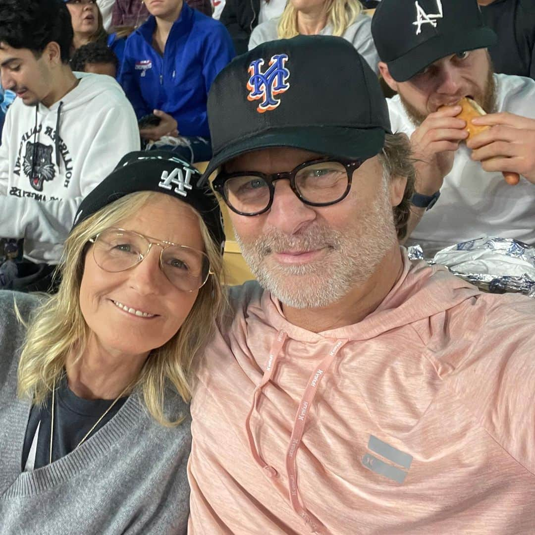 ヘレン・ハントのインスタグラム：「It’s the last home game of the regular season and it’s fan appreciation night!   You’re welcome!!!  Go Dodgers💙🤍 Go Mets 💙🧡 And Go the guy behind us who is all about that hotdog.  @dodgers  @mets #nationalleaguewestchampions」