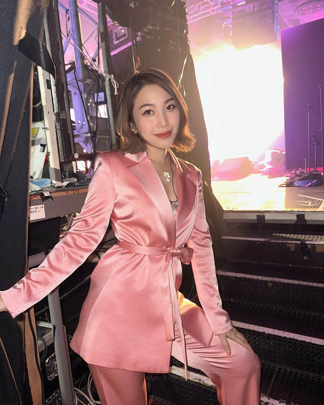 レスレイ・チアンのインスタグラム：「🎤🧞‍♀️💖🌸🎀 Thanks for having me JSA! Hair by @zaptang  Make Up by meee Outfit by @aliceandolivia_hongkong @aliceandolivia」