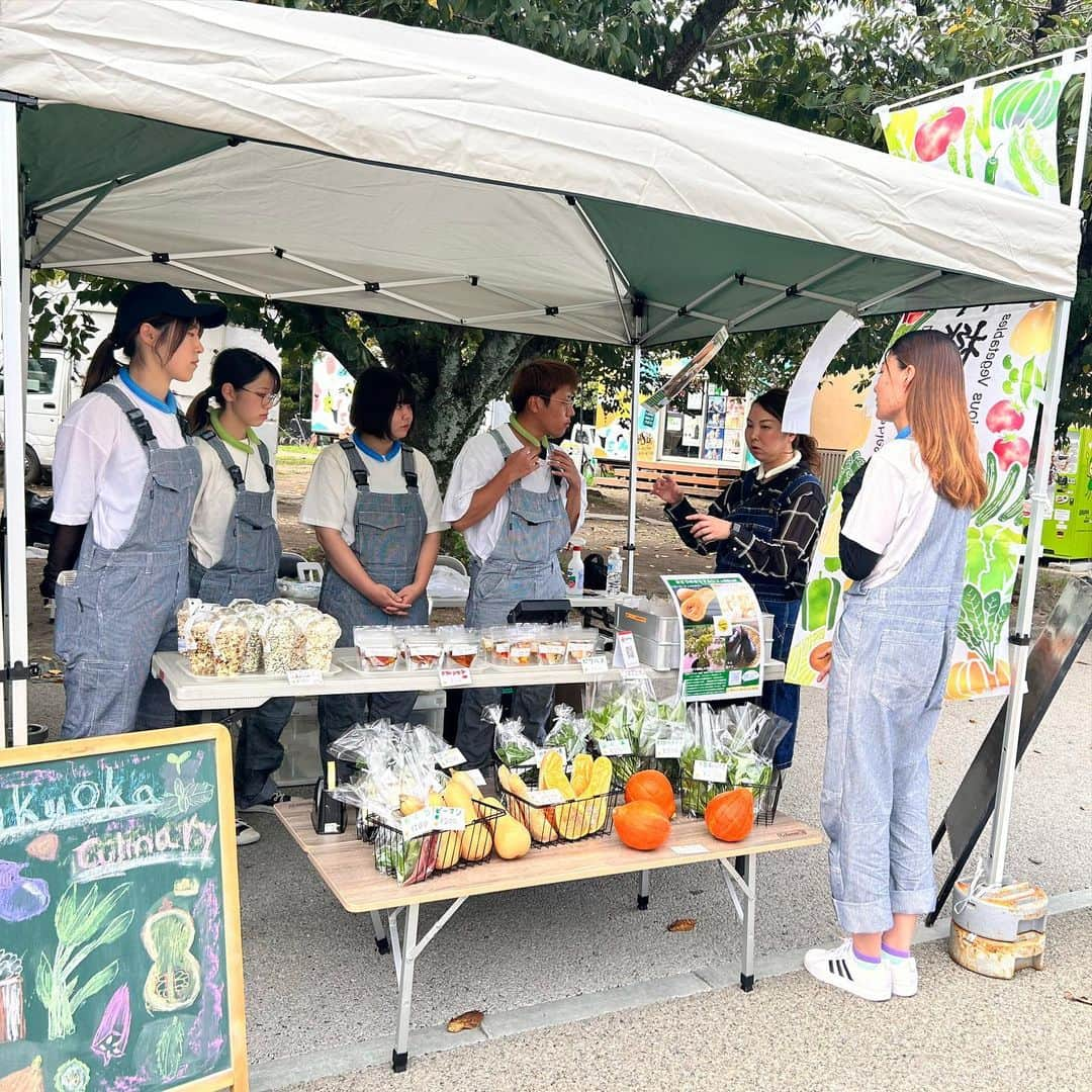 福岡キャリナリー製菓調理専門学校 さんのインスタグラム写真 - (福岡キャリナリー製菓調理専門学校 Instagram)「【農芸テクノロジー科の有機野菜販売🍆✨】  本日、農芸テクノロジー科の取り組みとして、福岡市の舞鶴公園で開かれている「みどりのまちマルシェ」で、自分たちで育てた有機野菜や加工食品の販売を行いました😊  店頭に並んだのは、鮮やかなオレンジ色のかぼちゃや、歯応えのいい空芯菜、ゴーヤ、オクラなどの有機野菜に加え、育てたとうもろこしを使ったポップコーンやドライトマト、ピクルスなどの加工品などさまざまです🎃🌽🍅  子供連れのご家庭には、完全自家製のポップコーンが大人気✨お休みの日に散歩中のお客さまが沢山足を止めて購入くださいました♪  学生さんも、お野菜の説明や調理法などの説明をしながら、上手に商品の魅力を伝えていました！  こちらのマルシェは、今後も下記日程で開催予定です！  10/28（土）・11/25（土）  店舗名は、「ベジ食べるStudent」です☺️✨ またのお越しをお待ちしております〜♪  #福岡キャリナリー#福岡マルシェ#マルシェ#マルシェ情報#福岡マルシェ情報#有機野菜#有機栽培 #有機農業#有機野菜販売#加工品#農業#農業女子 #農業男子#農業インスタグラム #農業好きな人と繋がりたい」9月23日 18時00分 - fculinary