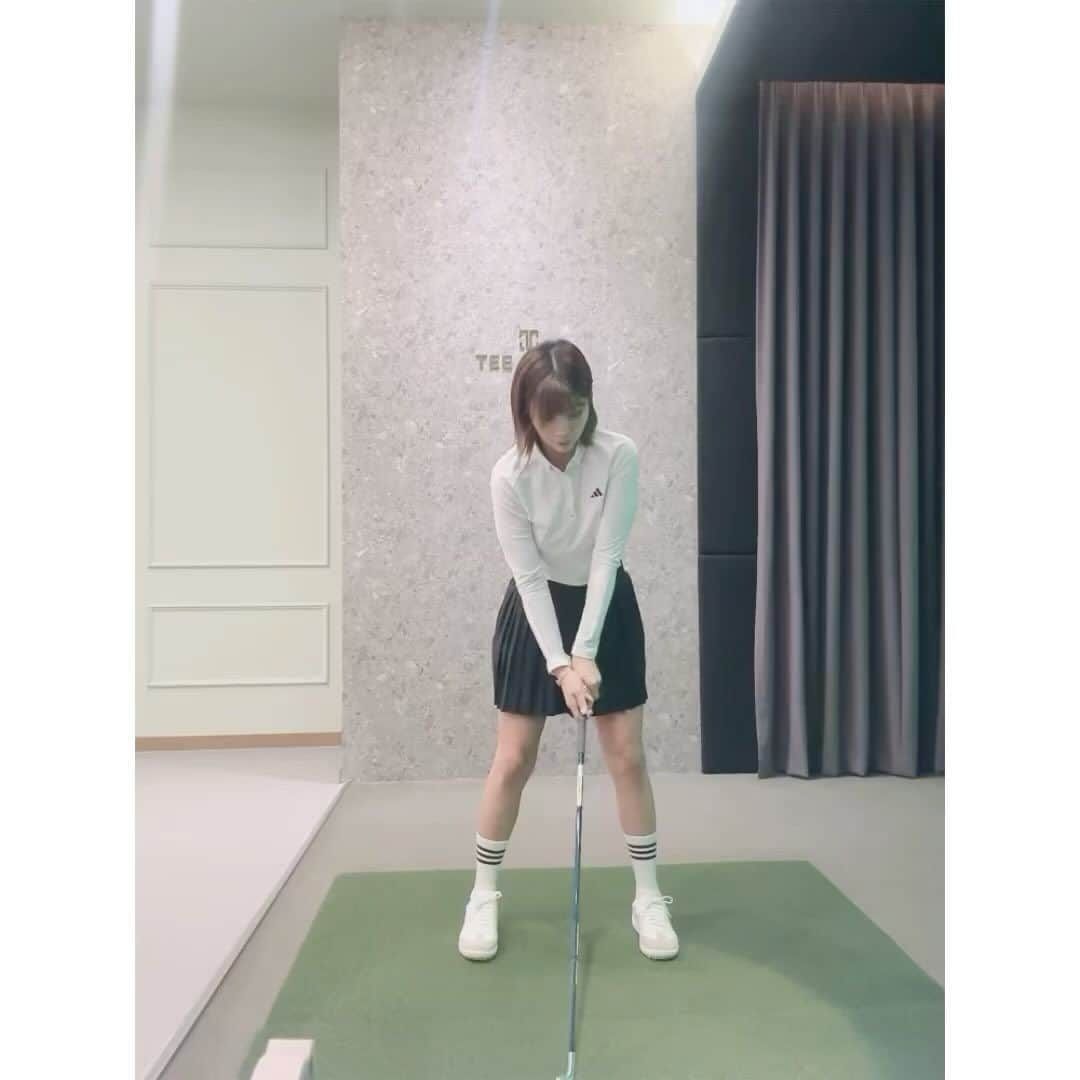 ヤン・スジンのインスタグラム：「오늘도 이쁜옷입고 출근😉 . . #이제가을#쌀쌀하당🍁  #adidasgolf #가을골프 #샤라락💃#😁😁😁」