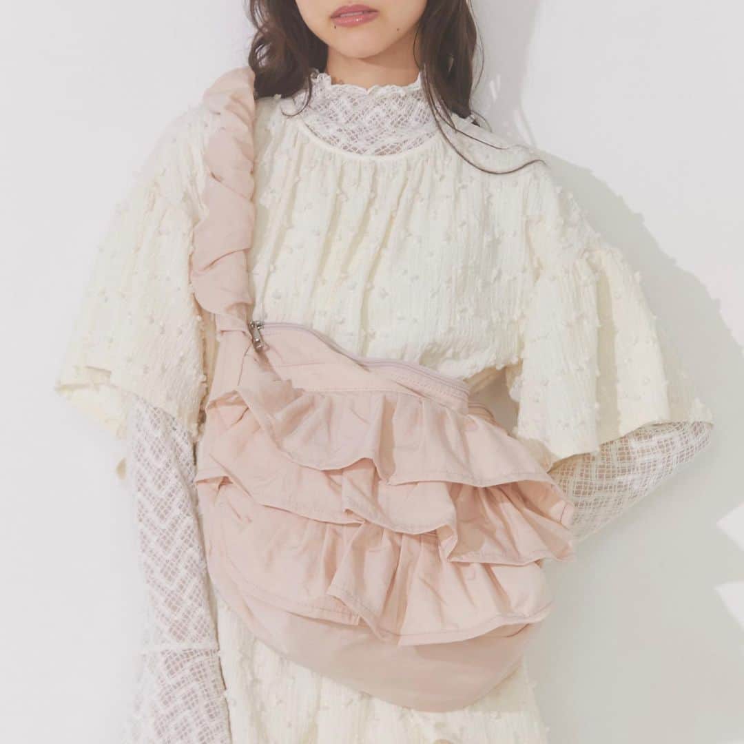 merry jennyのインスタグラム：「【 recommend ! 】 ㅤㅤㅤㅤㅤㅤㅤㅤㅤㅤㅤㅤㅤ 大容量のおすすめbag！ topのURLから⇨  @merryjenny_instagram  ぜひcheckして下さいね！ㅤㅤㅤㅤㅤㅤㅤㅤ   〇 frilly tote bag col : o.white / i.blue / lavender / black ¥8,250 (tax in)  〇 くしゅくしゅショルダートート col : ivory / mint / black ¥8,250 (tax in)  　 #merryjenny # メリージェニー  #2023aw #autumn #dreamwell #ショルダーバッグ #ガーリー #バッグ」