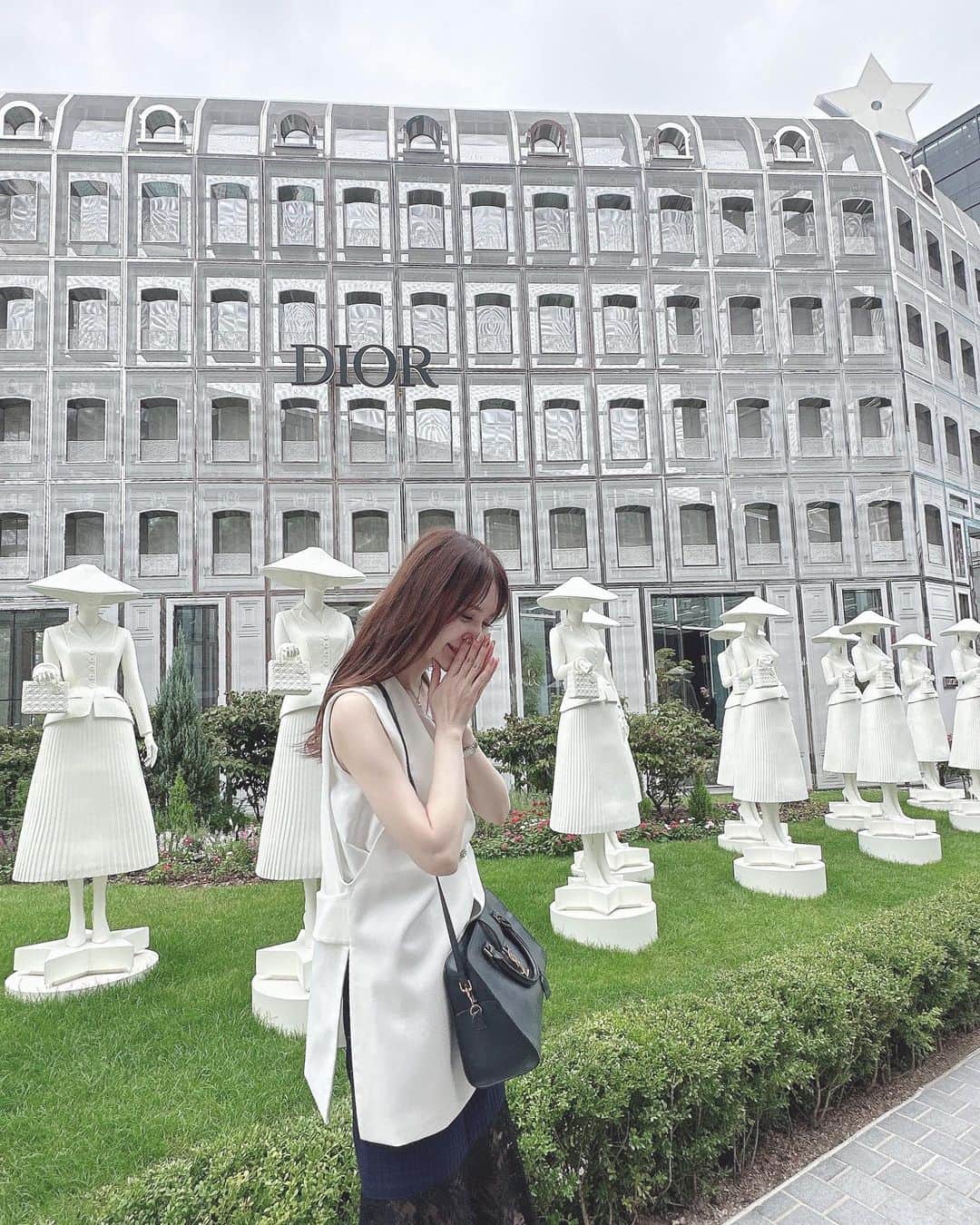 藤後 沙織 とうごさおりのインスタグラム：「熱と闘いながら行った、 絶対行きたかった期間限定の聖水（ソンス）のディオール♥︎  素敵空間…♡♡♡  女性が大好きそうな世界観🥹✨ 可愛すぎる♡ レディディオールで来ればよかった！と思ったけど、旅先にレディディオールちゃんはとても連れて行けない🥺（大事すぎて）  店内も美術館みたいで、 ディオールの世界観に包まれました🤍  店員さんも全員選び抜かれた美しい方ばかりでひたすら癒し🤍  そしえおみやげまでいただけて、 見てみたら可愛すぎるピンバッジでした🤍🤍  韓国行ったら絶対ソンスは行ってほしい🩵  #ソンス#聖水#聖水洞 #期間限定ショップ  #ディオールソンス#diorseongsu  #韓国女子旅#韓国旅行#韓国旅 #韓国旅行記#旅行好きな人と繋がりたい #韓国好きな人と繋がりたい #韓国好き#seongdonggu #seoul#ソウル#ソンス駅」