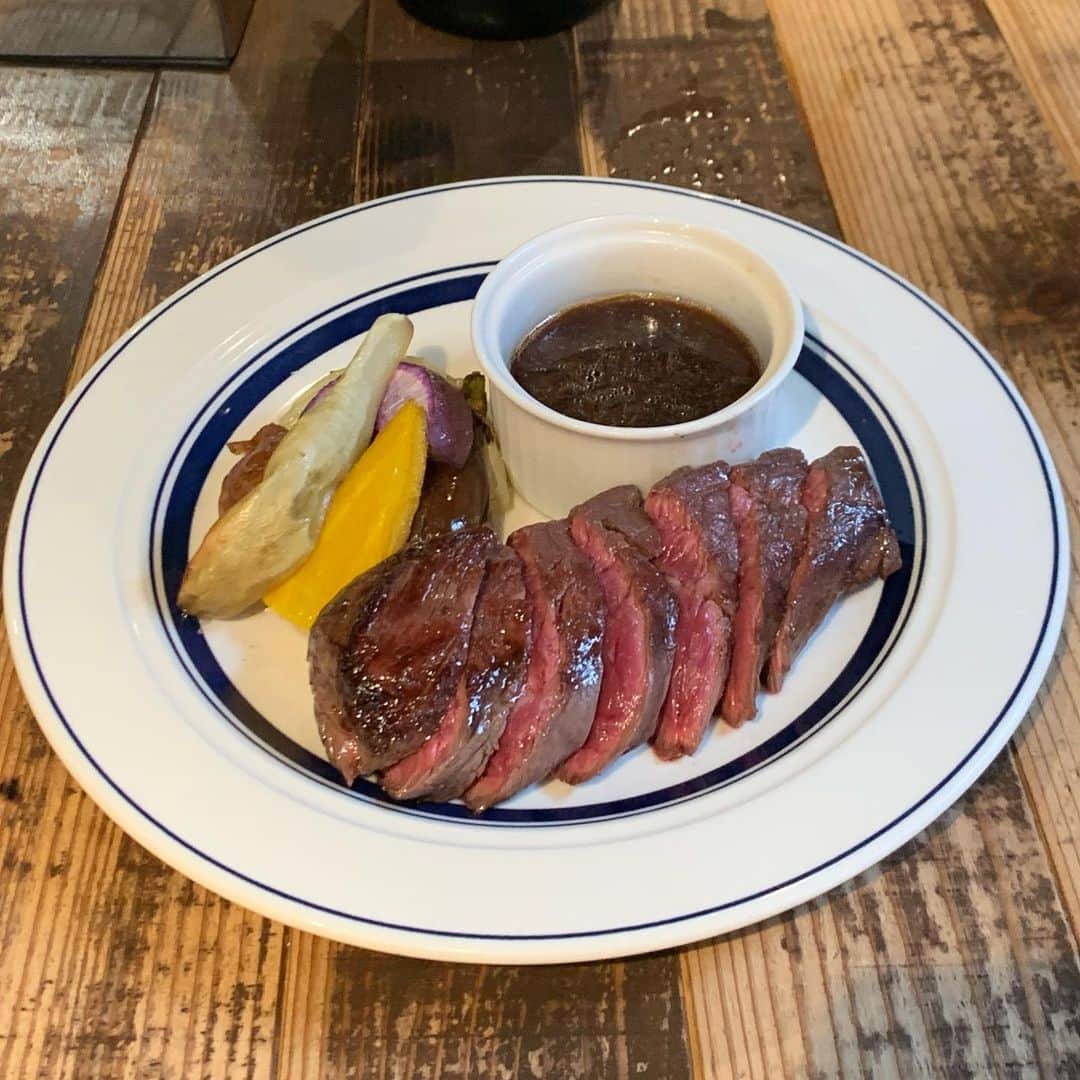 のインスタグラム：「🫎THE BANFF＠自由が丘  @thebanff_jiyugaoka  ずっと気になってたので本日ランチにて🍽️  夜は薪🪵で調理するらしいっす。 東急ストア周辺の焚き火臭はこのお店だったのね🔥  ランチ美味しかったので、次は夜に来まーす🥩  #THEBANFF自由が丘 #ザバンフ自由が丘 #自由が丘THEBANFF #薪火グリル #自由が丘ランチ #自由が丘グルメ #自由が丘グルメ #自由が丘ハラミステーキ  #自由が丘ローストビーフ #ハラミランチ #ローストビーフランチ #くろ呑み喰い」