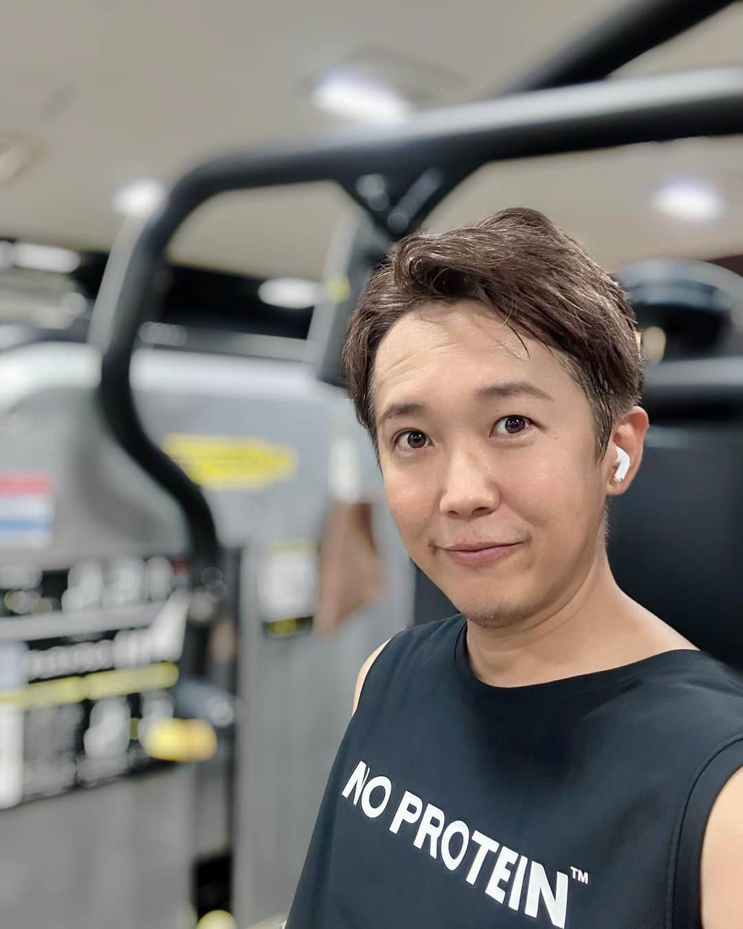 金子貴俊のインスタグラム：「今日からヨガを久しぶりに再開しました。 もう、何年もやっていませんでしたが 今、瞑想を始めてマインドフルネスになるように意識しているので、ヨガも良いかなと思って行ってみた。とっても落ち着いた心になって、心も前向きに取り組む状態になって、ジムでウォーキング1時間と筋トレ！New金子になる！頑張ってる自分を褒めてあげたい✨  ヨガの効果なのか、ウォーキングしてたら、ふとこんな思いに  わたしが今あるのは様々な方から頂いたもののおかげ。経験、愛、友情、信頼、上げればキリがない。 それを自分の力で得たものと思っていたらうまくいかない。 頂いたものは大切な人と分かち合い 広げていかないとね 感謝  いろんな事を受け入れて前向きに生きますよ。」