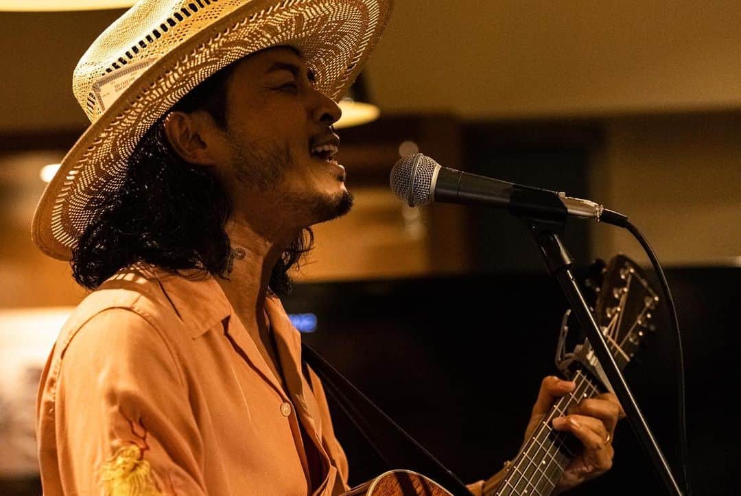 KENNY（吉原健司）さんのインスタグラム写真 - (KENNY（吉原健司）Instagram)「House of Marleyの新作レコードプレーヤー"STIR IT UP LUX"発売イベントに出演してきました。  プレーヤー自体は今まで聴いてたレコードの概念を壊されるほどの高音質とアナログならではの温かみが聴こえてくる音質。 見た目もバンブー(竹)が外装に使われていてインテリアとしても最高。  #HouseofMarley #StirItUpLux #サステナブル #レコード #ad」9月23日 19時00分 - kenny_yoshihara