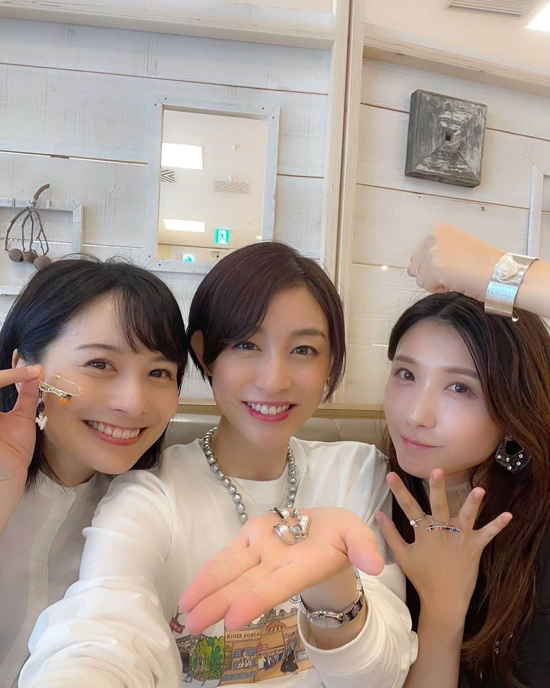 新井恵理那のインスタグラム：「ゆりゆりさんと手作りアクセサリー会、久々でした〜( ^ω^ ) 侑里さんがプレゼントを作りたい!と召集したのに、材料選びで悩みすぎて諦めようとしちゃったり(*≧∀≦*) 友里さんがストーン貼るだけ作戦だったのに接着面トンガリタイプを買ってきちゃったりと、 ハプニングがたくさんでした(#^.^#)笑  わたしは一応2人に教えるつもりで行ってたんだけど、ふたりともお買い物で悩みすぎなのでポツン(=´∀｀)笑 チャーム繋げただけだけどハロウィーンピンを作ってプレゼントしました(#^.^#)  そして最後の30分。 友里さんは４個完成させるハイスピード! 一方、侑里さんは友里さんへのプレゼントを(やや妥協しながらも？)目の前で完成させられました(o^^o) 作ったその場でハイ!って渡すの斬新で面白すぎ(*^▽^*)笑  わたしにくれたイヤリングも、手こずってたから完成させたのわたしですし☆笑  でも、水引っぽいパーツにしたよ〜などすごく考えてくれていて、それだけで嬉しかったです(*´ω`*) プレゼントって、気持ち、気持ち♪ 悩んであげないより、なんでもいいからあげたほうがいいと私は思います( ^ω^ )笑 手作りっていいですね♪  #貴和製作所 #キラリトギンザ #新井恵理那 #centforce」