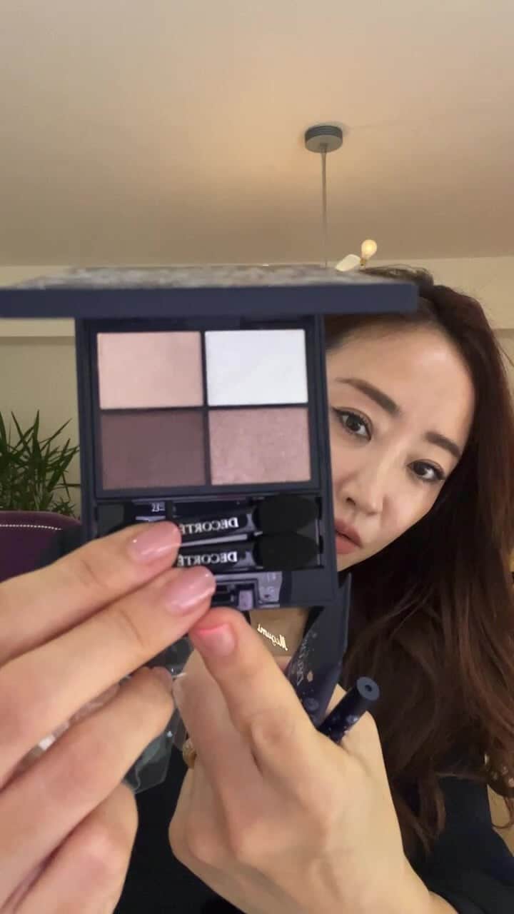 のインスタグラム：「・ ・ 昨晩のライブです。 家事を終わらせ家族が寝静まってからの時間だったので、いつもより遅い開始でした。 みんなで楽しいライブでした。 ありがとうございました😊 長時間になったので、 見たい部分がすぐ見れるよう 時間を明記してみました。 とばして見てください⏩ igtvにの投稿になってしまい、画質がおちてしまいました🙏  コフレの続きは明日の夕方かなぁ。どうかなぁ。 昨晩のファンデーションはSUQQUでした。 ネームネックレスは何年も前に作った eteのOrder Name✒️ｍｅｇｕｍｉ  ☞01：49  メイク直し ☞25：38 ヘア  【コスメデコルテ】  ☞43：26 リポソーム アドバンスト　パープルリボン セット ２０２３　16500円  ☞46：35 マルセル ワンダース コレクション コスメデコルテ フェイスパウダー ⅩⅢ」 18g×2(レフィル) 27,500円＜限定品＞  ☞50：27  ウィンターダズル コレクション 8,250円  ☞55：45  アドベント カレンダー 2023  55,000円  【SUQQU】 ☞64：52「SUQQU メイクアップ キット 六花／星冴」各￥11,000（税込）  【エレガンス】 ☞76：52 エレガンス コフレ パルボヌール 8,800円  【アディクション】 ☞ 92：10 ホリデー アディクション サイレント ウィッシュ Ⅰ”（限定、8580円）  【ルナソル】 ☞112：55 ルナソル ステラドリームコフレ 8,800円  【ポール&ジョー】 ☞128：55 ポール ＆ ジョー メイクアップ コレクション 2023（限定品、税込1万4300円）  #クリスマスコフレ #クリスマスコフレ2023  #コスメデコルテ #suqqu #アディクション #エレガンス  #lunasol  #ポールアンドジョー」