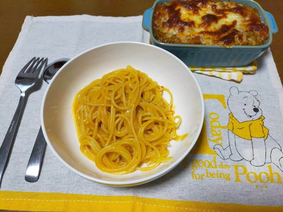 大河壮太のインスタグラム：「夕ご飯  カニクリームスパゲティとカレードリア  買い置き乾麺と買い置きレトルトカニクリームソース、余ってた冷凍カレーと冷凍ご飯を混ぜてチーズ乗せてオーブン。  買い物行かずに終了！  #夫婦飯 #宮城 #仙台 #移住 #お野菜太郎」