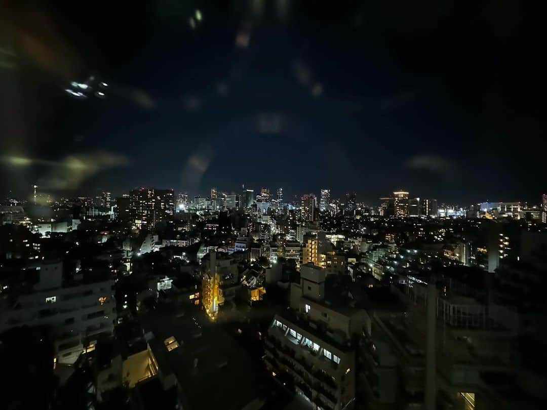ちょび さんのインスタグラム写真 - (ちょび Instagram)「夜景が好きです 特に高いところで見る夜景が好きです 疲れてる時ぼーっと外眺めてたいって人です この景色はファニコン配信の時のスタジオから見えた景色だす💪(🐰д´)ノ」9月23日 13時26分 - chobi_bass