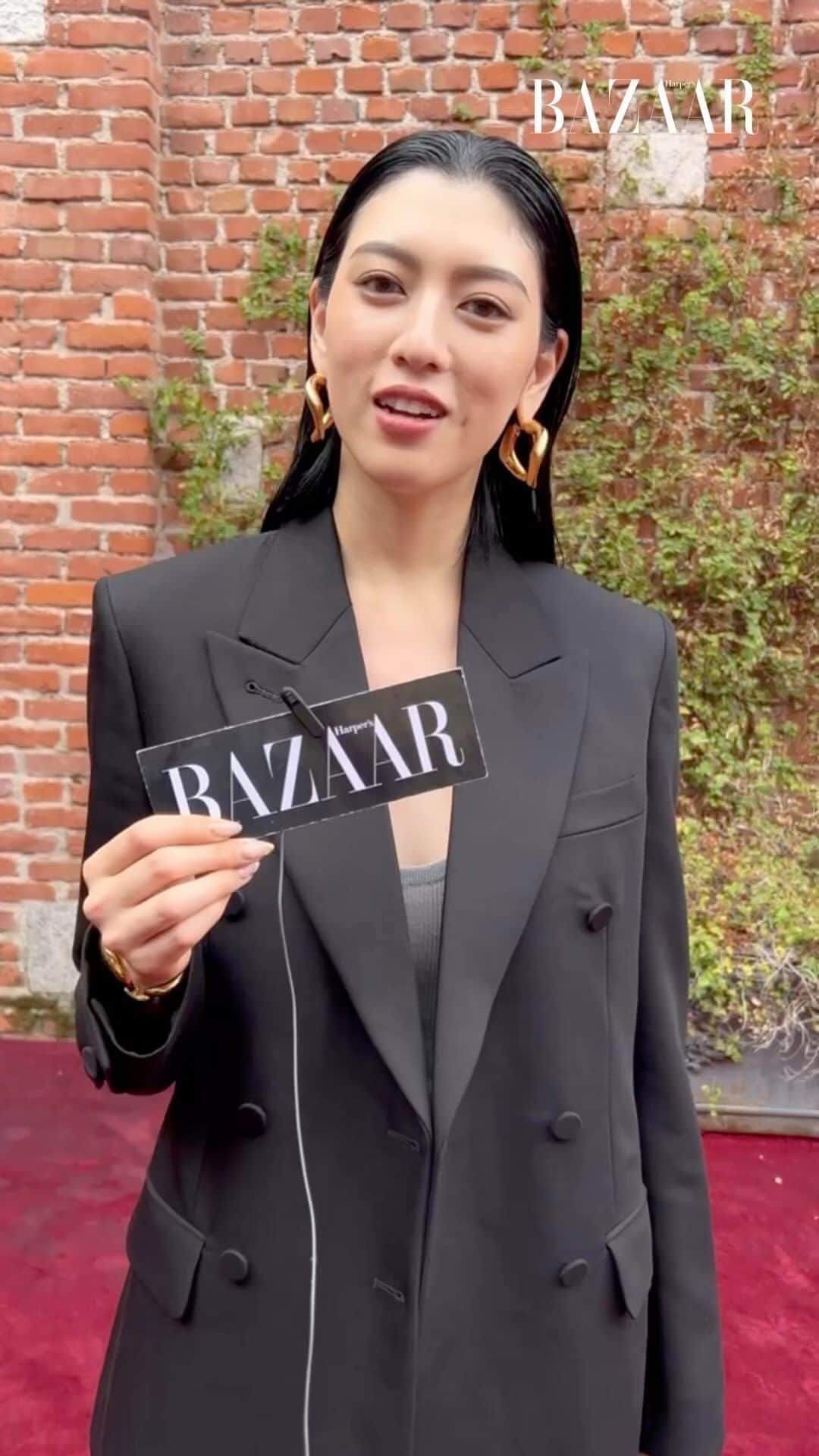 のインスタグラム：「グッチの2024年春夏 コレクションのショー会場で、三吉彩花さんをキャッチ。サバト・デ・サルノのデビューコレクションに身を包んだ三吉さんに、今日のファッションポイントや新生グッチへの思いなどを教えてもらった。  #gucci #グッチ #三吉彩花 #AyakaMiyoshi #SabatoDeSarno #gucciancora  #サバトデサルノ #harpersbazaar #ハーパーズバザー」