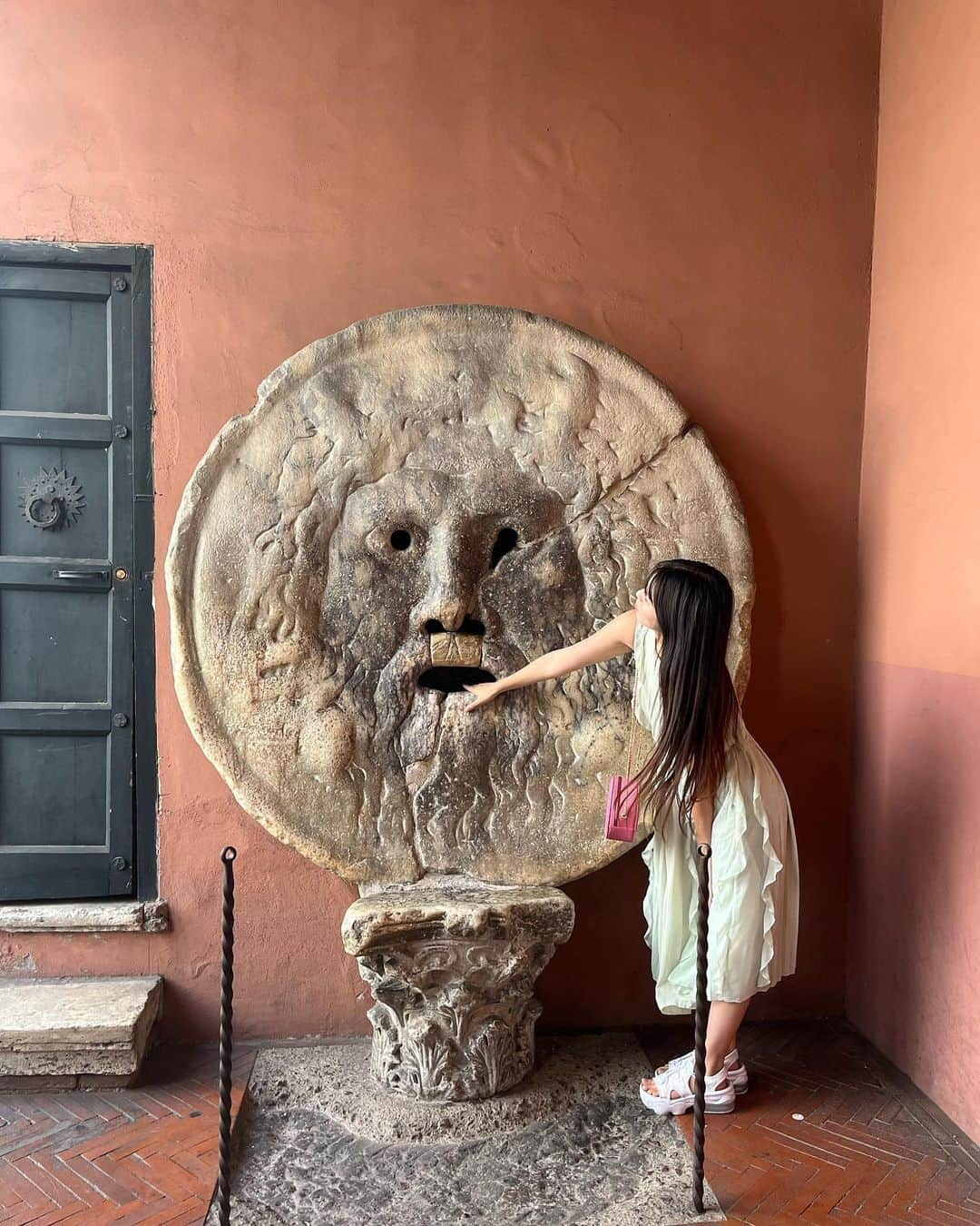 若松来海さんのインスタグラム写真 - (若松来海Instagram)「ローマの休日💚🤍❤️ ⁡  ・Piazza di Spagna👧🏻‎ スペイン広場 ・Fontana di Trevi⛲️ トレヴィの泉 ・Bocca della Verità 👄 真実の口 ・Colosseo⚔️ コロッセオ ・Pantheon🏛 パンテオン神殿 ⁡ ⁡ ⁡ ⁡ ⁡  #スペイン広場 #パンテオン  #トレヴィの泉 #トレビの泉  #真実の口  #コロッセオ #piazzadispagna #fontanaditrevi #boccadellaverita #colosseo #pantheon #rome  #ナイキ #nike  #nikeairmax  #ワンピースコーデ  #セルフォード #celford #italy #japanese  #イタリア旅行  #ロイヤルカリビアン  #royalcaribbean #クルーズ #cruise #地中海 #meditteranean #チャールズアンドキース  #charlsandkeith #海外旅行」9月23日 13時27分 - mllklog