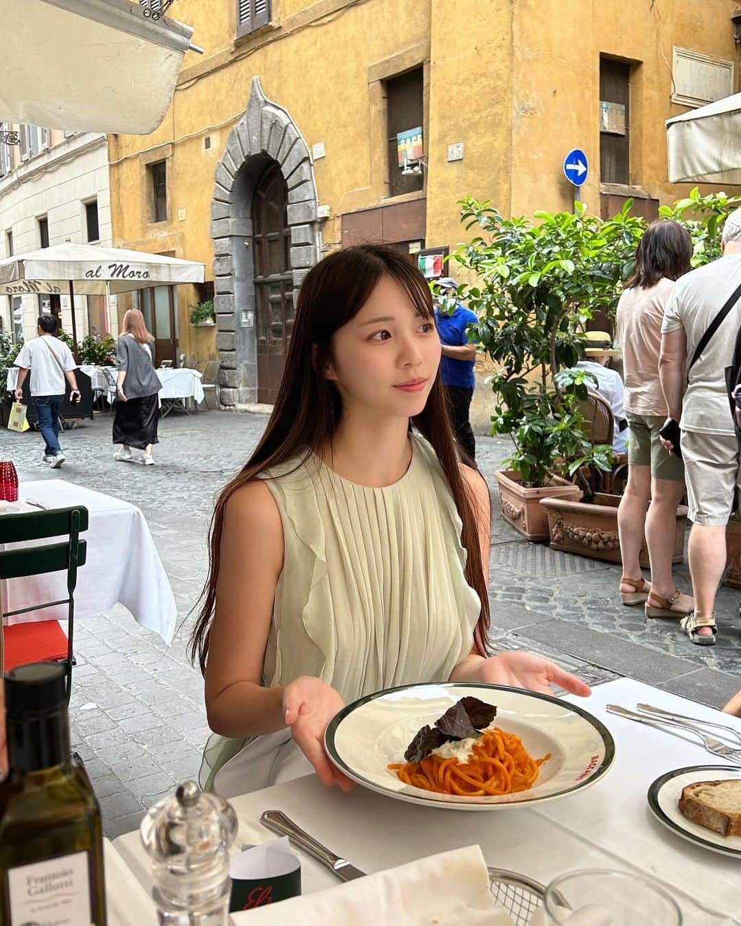 若松来海さんのインスタグラム写真 - (若松来海Instagram)「ローマの休日💚🤍❤️ ⁡  ・Piazza di Spagna👧🏻‎ スペイン広場 ・Fontana di Trevi⛲️ トレヴィの泉 ・Bocca della Verità 👄 真実の口 ・Colosseo⚔️ コロッセオ ・Pantheon🏛 パンテオン神殿 ⁡ ⁡ ⁡ ⁡ ⁡  #スペイン広場 #パンテオン  #トレヴィの泉 #トレビの泉  #真実の口  #コロッセオ #piazzadispagna #fontanaditrevi #boccadellaverita #colosseo #pantheon #rome  #ナイキ #nike  #nikeairmax  #ワンピースコーデ  #セルフォード #celford #italy #japanese  #イタリア旅行  #ロイヤルカリビアン  #royalcaribbean #クルーズ #cruise #地中海 #meditteranean #チャールズアンドキース  #charlsandkeith #海外旅行」9月23日 13時27分 - mllklog