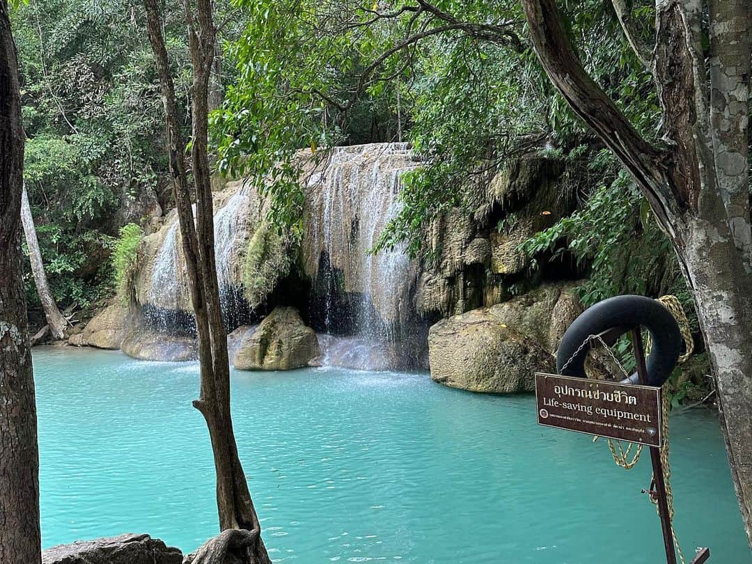 かとうれいこさんのインスタグラム写真 - (かとうれいこInstagram)「#erawan #エラワンの滝 🇹🇭  ちょっと遠くまで〜🚗 滝に癒されに行きました。  水着で入れるみたいで外人の人達が気持ちよさそうだったー 次は水着を持って行こう！  まだまだ知らない場所が沢山あるんだ。  #タイ  #旅 #旅スタグラム #時差投稿」9月23日 13時39分 - katoreiko_official