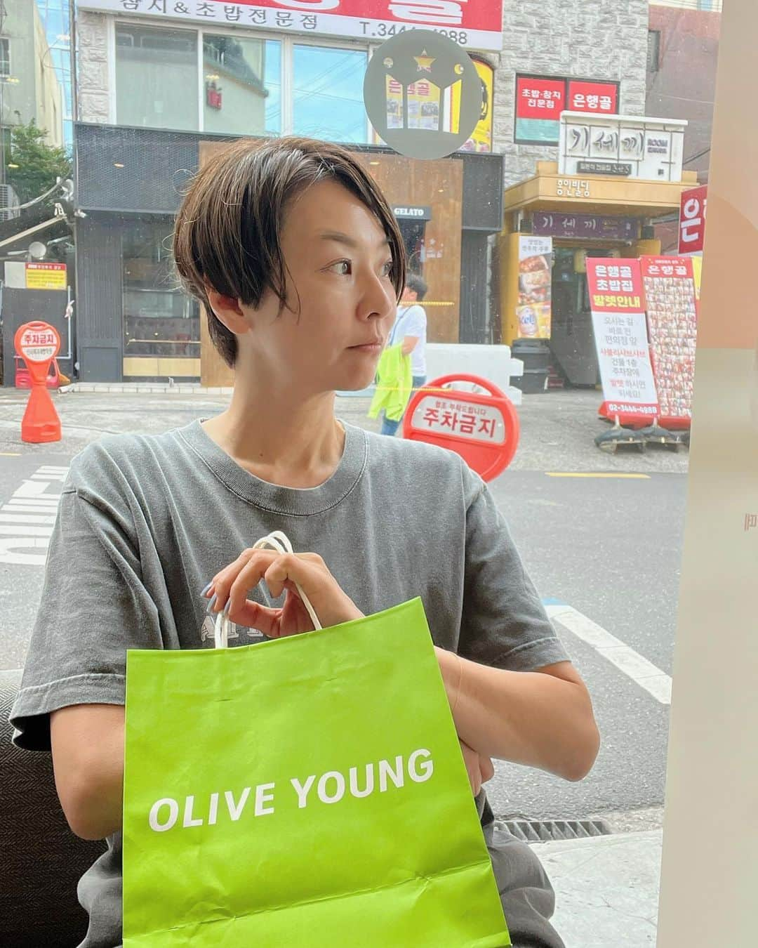 五明祐子のインスタグラム：「韓国のドラックストアOLIVE YOUNG（通称オリヤン）の袋持ってなぜかポージング風😅  帰国前、最後に食べたいのはやっぱり部隊チゲ🍲 （辛ラーメンの粉は投入しなかった😅）部隊チゲ、スープがめちゃくちゃおいしいのよね😍 今まであんまり食べなかったけれど、前回来た時からどハマりしました🙌  今回何度もお世話になったholly's cafeテイクアウトのカプチーノ☕️激熱のためホルダー2重で😂  そして今回の韓国でハマった🍶清河。 りーちゃん　@eternity_lee3 がいつも飲んでいて試してみたら 飲みやすくてすんごくおいしいお酒だった😘  #韓国旅#korea#seoul#顔やばい😂#夫撮影」