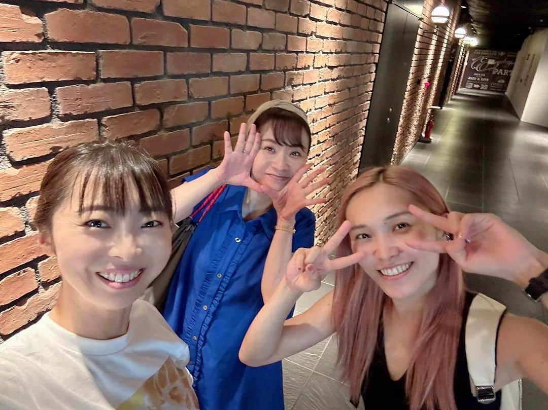 音花ゆりさんのインスタグラム写真 - (音花ゆりInstagram)「. . 先日、ゆかりん#鈴木結加里 ちゃんとともちゃん#天野朋子 ちゃん とランチして来ました！ パジャマゲームに出演した時にとってもとっても仲良くなって…6年前だって！！今も喋るとすぐ戻れる感じが面白い🤣 ずっとずっと舞台の世界で活躍されてる2人の色んなお話を聞いて、自分を磨いてる姿を見て、すんごくワクワクした日になりました❤️ 娘も一緒だったけど、2人の雰囲気なのか、珍しくすぐ打ち解けて、楽しそうにしておりました🙏✨ めっちゃ刺激をもらって、頑張るぞー😊✨」9月23日 13時36分 - otohana.yuri