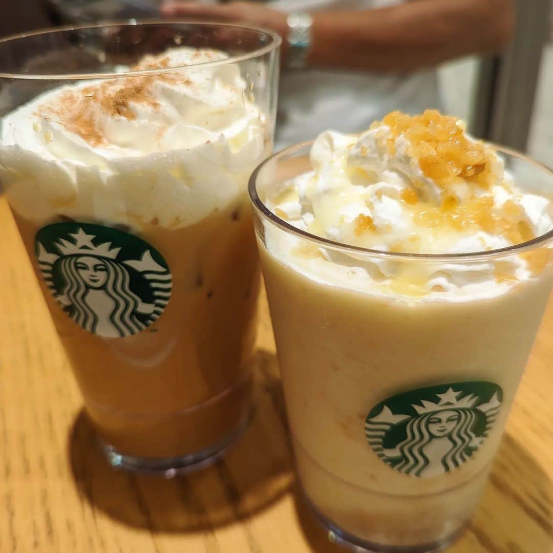 島田佳奈のインスタグラム：「おさつバターフラペチーノとパンプキンスパイスラテ。 週末はチートデー。笑」