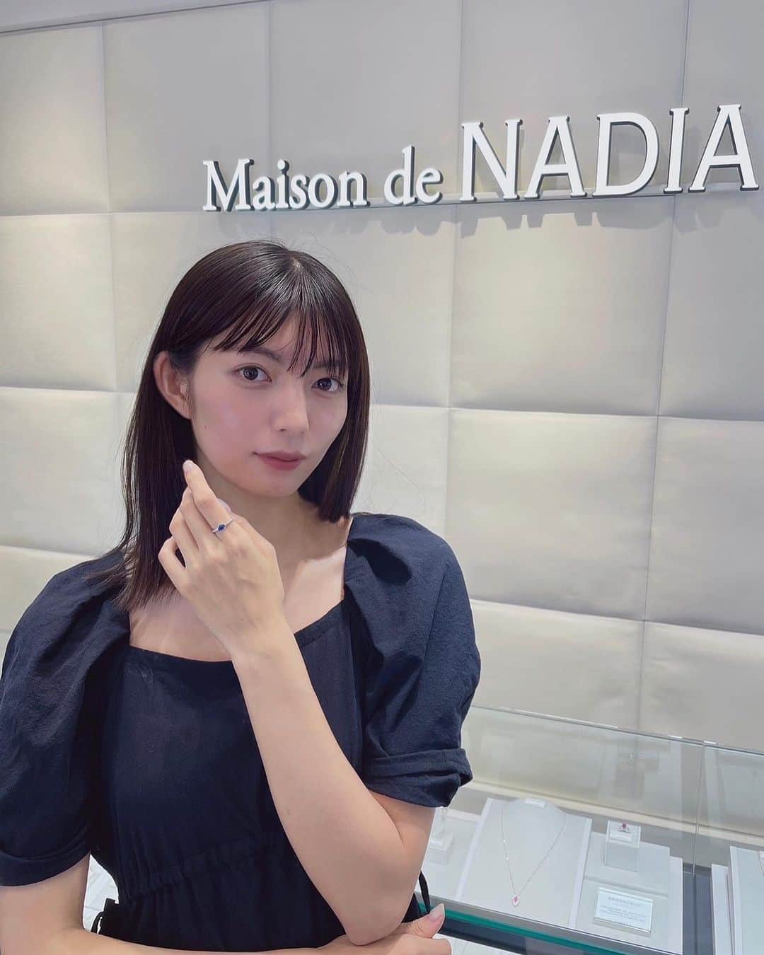 Maison de NADIA （メゾン・ド・ナディア） さんのインスタグラム写真 - (Maison de NADIA （メゾン・ド・ナディア） Instagram)「4月にオープンしたNADIAの銀座路面店Maison de NADIA 銀座本店@ maison_de_nadiaにNADIA のブランドミューズを務めるモデルの美緒さんがお越しくださいました。 @mio_miofficial  人工的な加工を施さない原石のポテンシャルを極め オーガニックラグジュアリーをコンセプトとする NADIA ジュエリーのブランドイメージに 彼女が魅せるクリーンな美しさと透明感はぴったり!  壮麗なインパクトのダイヤモンドチョーカーや(1枚目) ブルーサファイア×ダイヤモンドのリング (2枚目)も 美緒さんのノーブルな雰囲気にとてもお似合いでした。  【Maison de NADIA 銀座本店】 中央区銀座6-7-7 第3岩月ビル1階 営業時間:11:00-19:00 (毎週水曜定休日)  @mio_miofficial @nadia_organic_gem @maison_de_nadia  #メゾンドナディア #美緒 #ブランドミューズ#ハイジュエリー #ダイヤモンドジュエリー #サファイアリング#ブルーサファイア#ノーヒートサファイア #ジュエリーショップ #maisondenadia #ginzajewelryshop」9月23日 13時42分 - maison_de_nadia