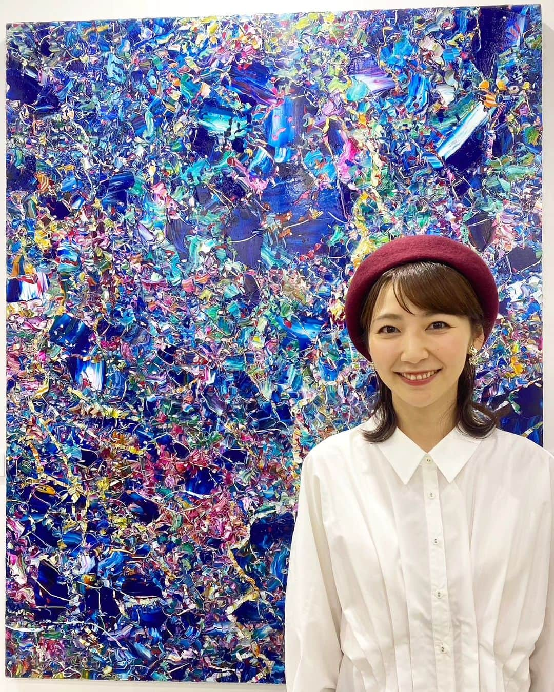 橋本真衣のインスタグラム：「. 本日の#CUBE中継 は #マリンメッセ福岡 で開催中 #アートフェアアジア福岡 🎨 ご紹介しました！  写真の絵は、石黒昭さんの マーブレスクという作品です 「未来の地層」 を描いているそうです✨️  素敵な作品がいっぱいで 芸術の秋満喫しました🥰 . . #芸術の秋#福岡イベント#福岡おでかけ#石黒昭 さん#マーブレスク」