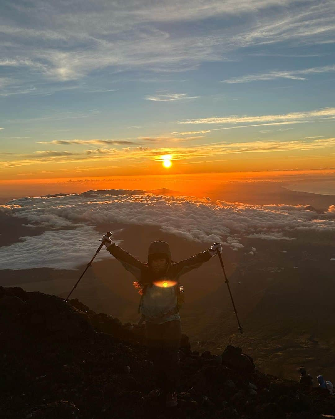 RANのインスタグラム：「この経験は一生忘れないと思う🌅✨ 日本一高い場所から迎えた朝日！  #富士山 #富士山登山 #ご来光 #御来光 #日の出 #日本一高い場所 #山 #登山 #夢叶う #念願 #mtfuji #fujisan #mountain」