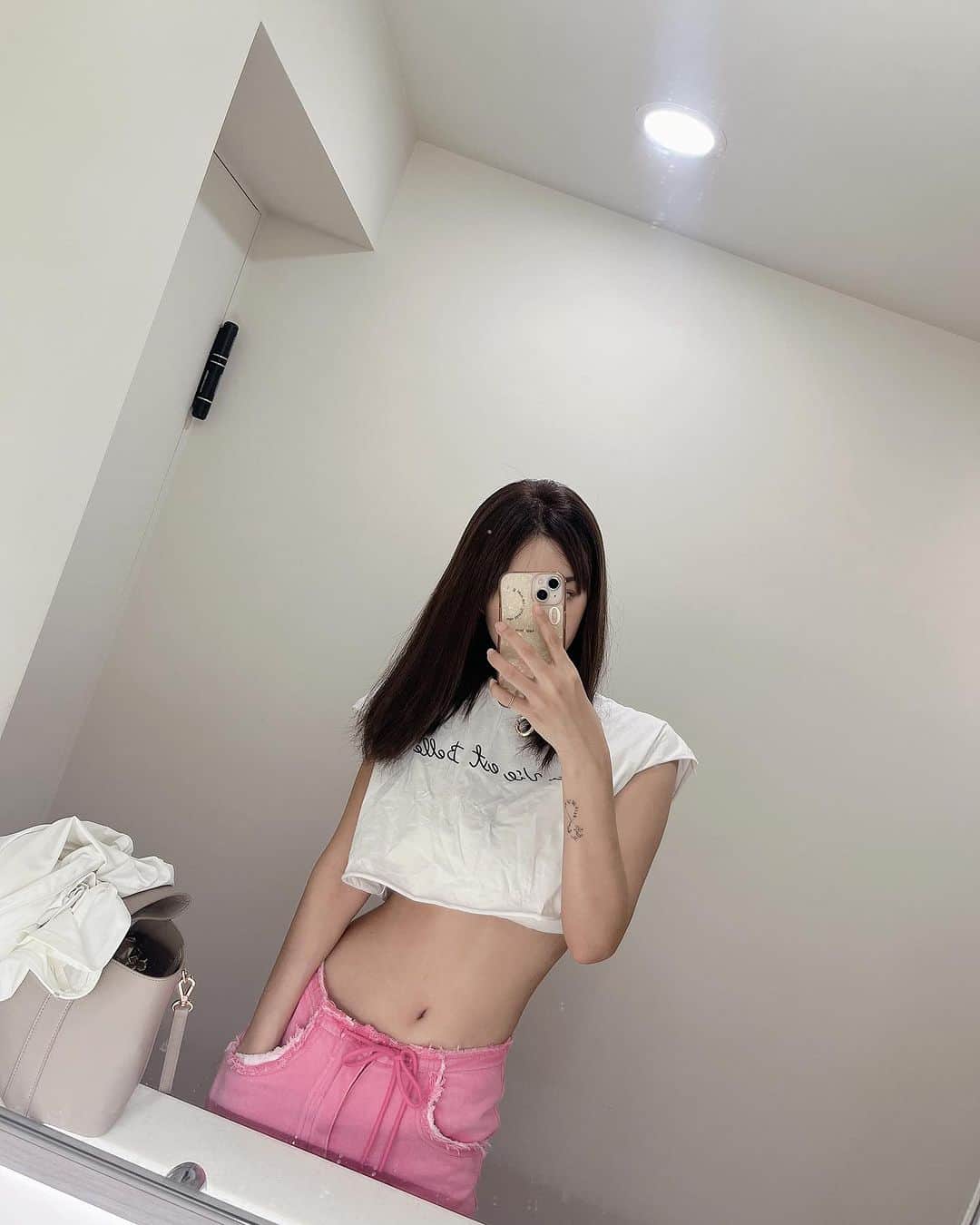 夏晴のインスタグラム：「為了之前的比賽 我真的想盡各種辦法 讓肚子有線條 除了之前提到的飲食跟運動控制 短時間內可以這樣很好了 但還是自我要求比較高 覺得自己沒有明顯馬甲線 還是被肥肚遮住 所以跑去做CMSlim增肌減脂 時間上卡得緊緊在比賽前 做了一次  一堂課程 30分鐘=20000次的仰臥起坐 當下真的很酸 它可以迅速達到高強度間歇運動的效果、緊實肌肉～ 因為平時就有練腹部 所以第一次結束隔天沒有明顯痠痛感  分享給沒有時間運動 但又想要快速塑身增肌的大家 @lalueur_clinic #原綺診所 #原綺 #台北醫美 #CMSlim #7tmm增肌減脂」
