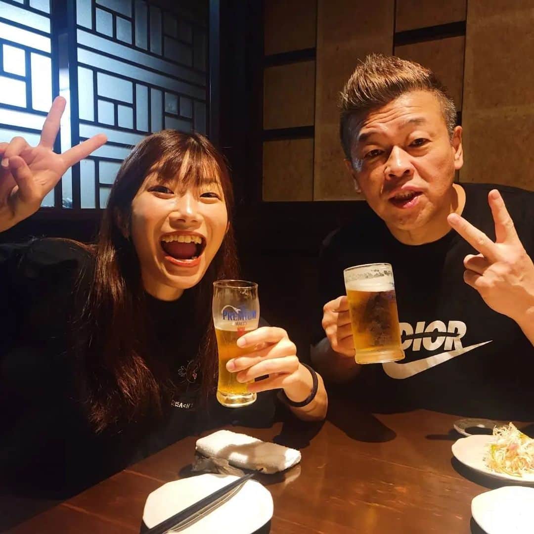 古賀シュウのインスタグラム：「熊本でお仕事 まず腹ごしらえに 乾杯！ 危険物てぃらてぃらの早川さん オキシジェンの三好さんもご満悦^⁠_⁠^ スタッフの皆さんと親睦を深め そして私はミスター熊本！イサオ君と同伴しイサオ君のお店に そしてしめは プースーまいうーのメンラー！！ テレビくまもとでのお仕事を終え 帰りの飛行機待ちで 浜口京子 テヘッw おしまい。」