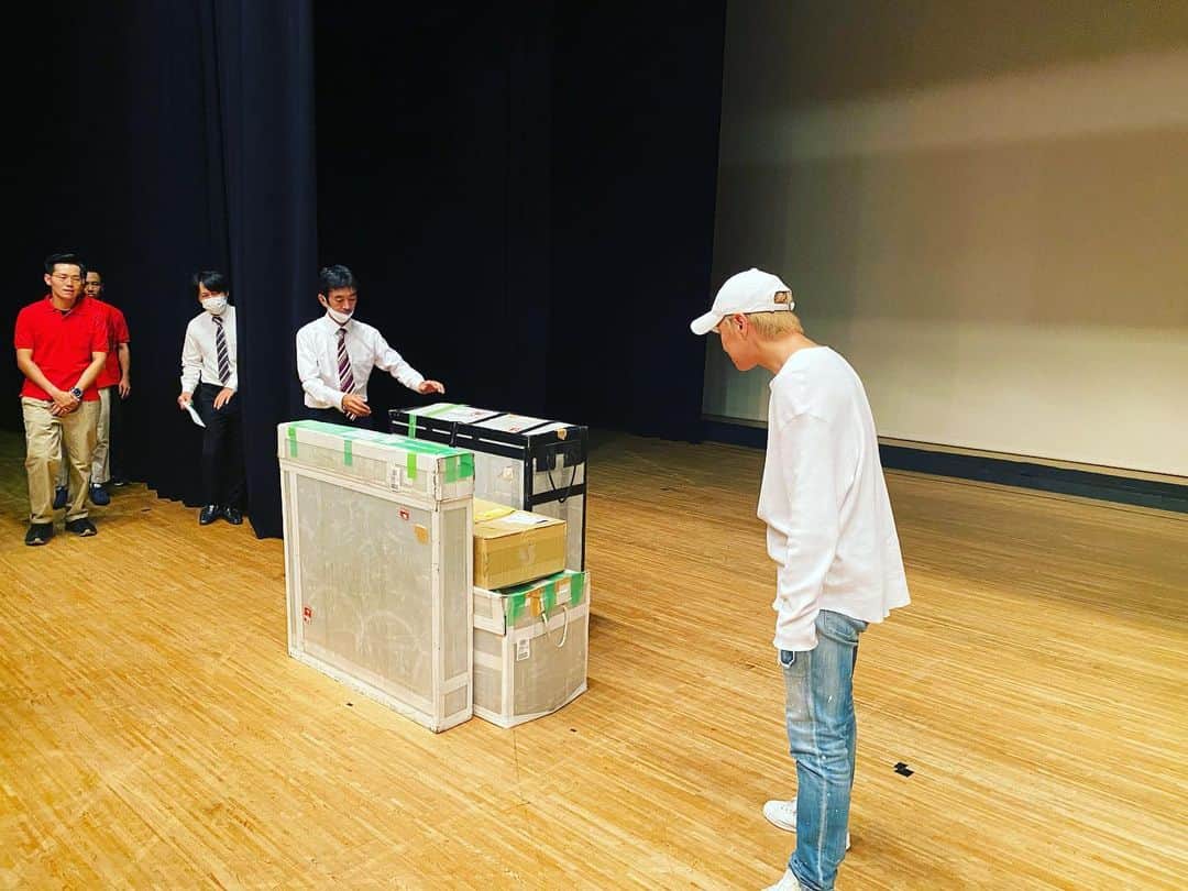信濃岳夫のインスタグラム：「今日は🙌  広島県は府中市で新喜劇！！  なんと今回はセットの組立てを全員で！！！笑  いつもは大道具さんや小道具さんがやってくれる作業なのでわかってなかったですが  大変さが身に染みました🤣  でもみんなでワイワイやると楽しかったです！！  完成記念にみんなで記念撮影✨」