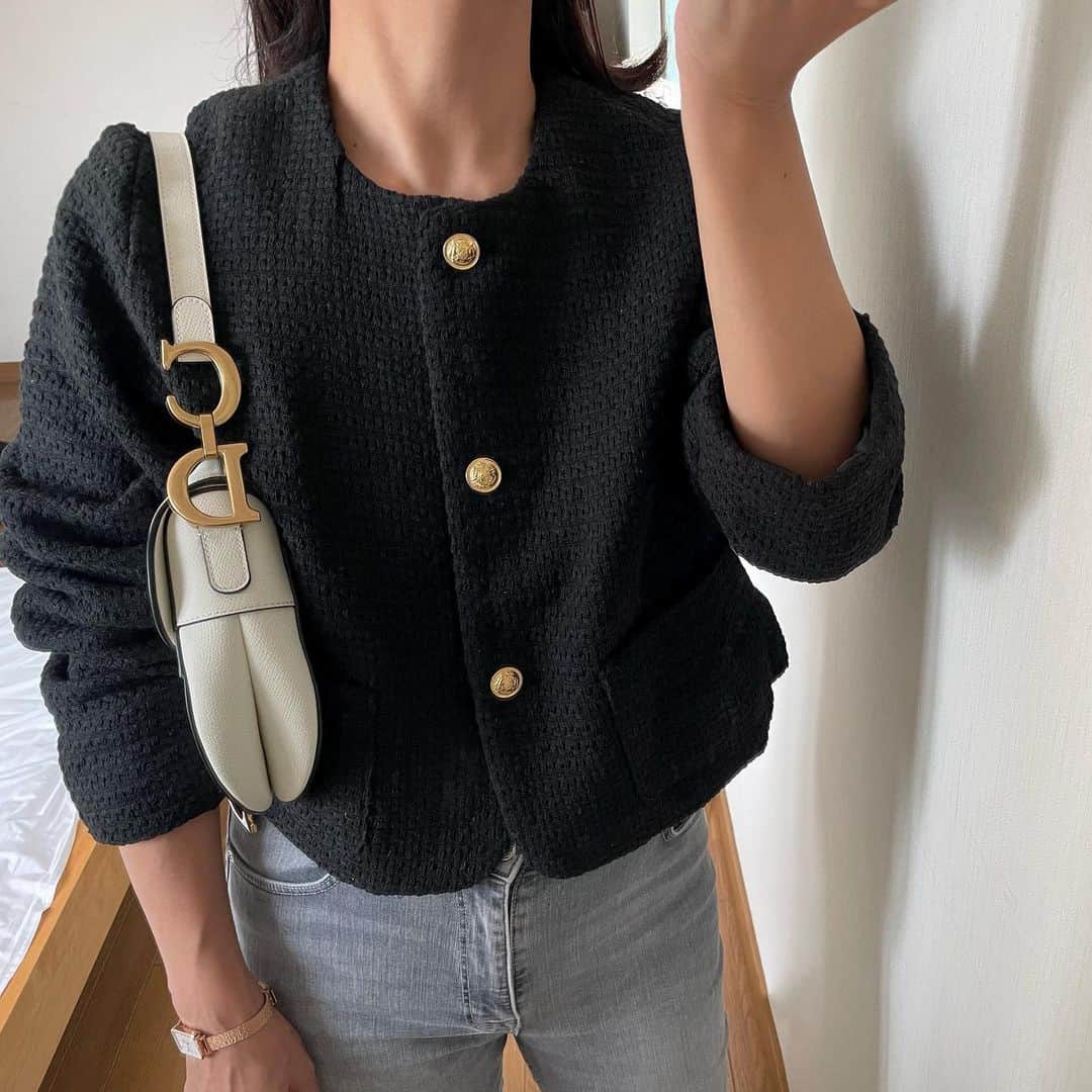 eve_mi_nのインスタグラム：「+ まだまだ暑いけど少しずつ秋準備🍂 ツイードジャケットもデニム合わせなら カジュアルに着られる✨ ボトムス変えたら 学校行事にもぴったりだなぁ😊  jk:@lauir_official denim:@zara   #lauir#zara#dior#christiandior#デニムコーデ#ツイードジャケット#大人カジュアル#ponte_fashion#locari」
