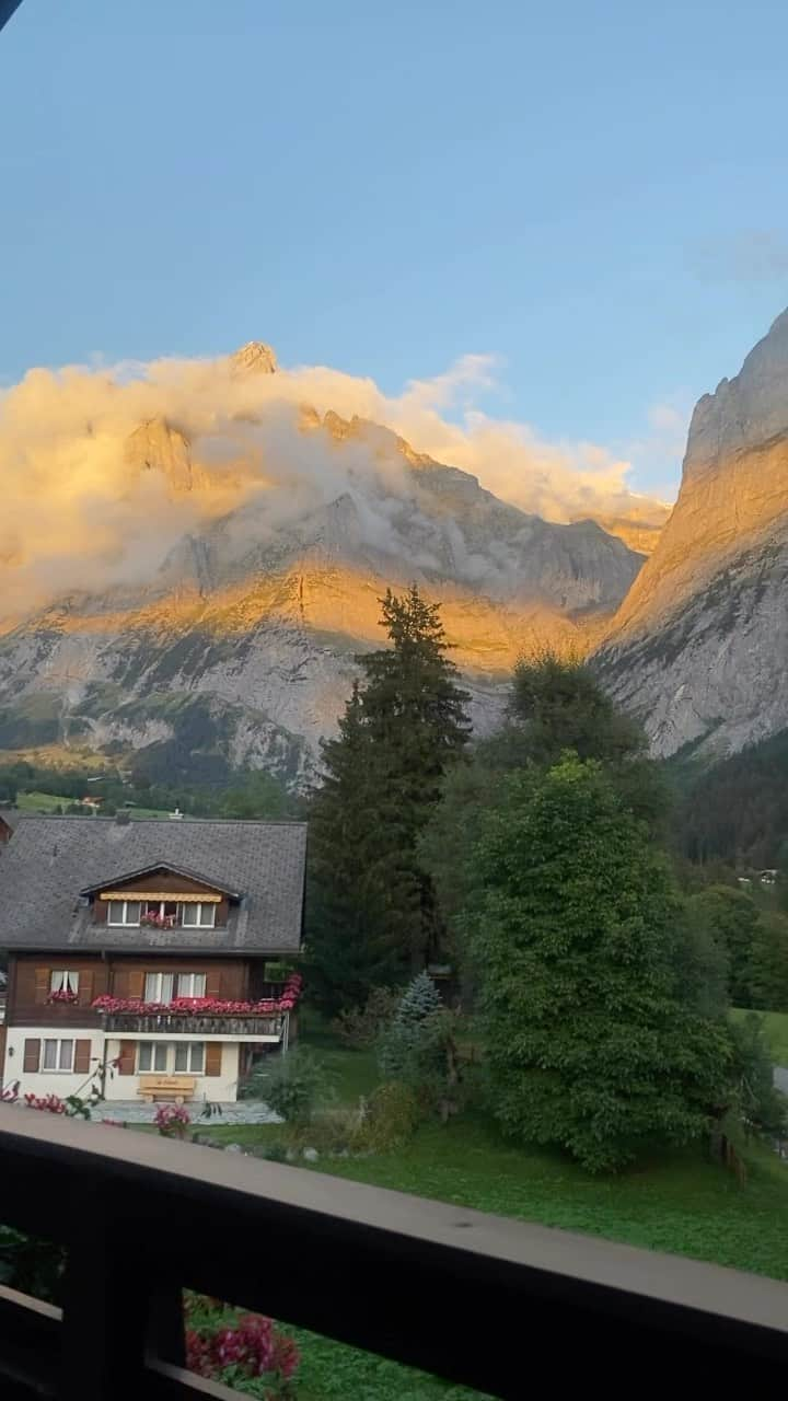 林えみりのインスタグラム：「グリンデルワルトのホテルからの眺めがすごかった。。。🐏⛰️ ぜひ音有りで…🎶  #スイス#グリンデルワルト#スイス旅行#switzerlandtravel #grindlewald」