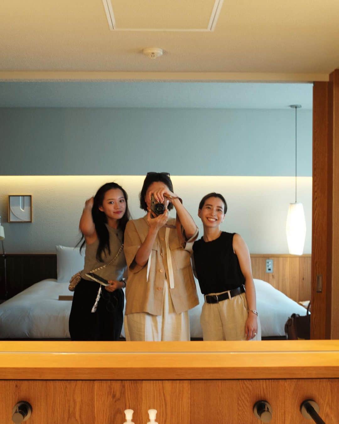 のインスタグラム：「🏝️ ＿＿＿＿＿＿＿＿＿＿ ・ わたしたちの沖縄旅② ・ 2泊3日のステイは 国際通りにできたばかりの @southwestgrandhotel  ・ ・ エキストラベッド入れてもらって 3人横並びで寝そべり 楓が選んでくれたYouTube見ながら あーだこーだ喋ったり  お風呂あがりの22時ごろ 震度3.4くらいの地震が来たから 濡れ髪の3人集まってしゃがんで耐えたり  水着やアダプタ…それぞれ忘れたものを貸し借りしたり  夜はだれかが白湯入れて、 朝はだれかが白湯入れて  若菜が選んだBGMかけて 寝ぼけ眼で身支度したり。  お部屋の心地良さも合間って 3人で手を繋いでるみたいな安心感でした🤝。 ・ ・ ・ #southwestgrandhotel  #沖縄 #sealbank沖縄旅」