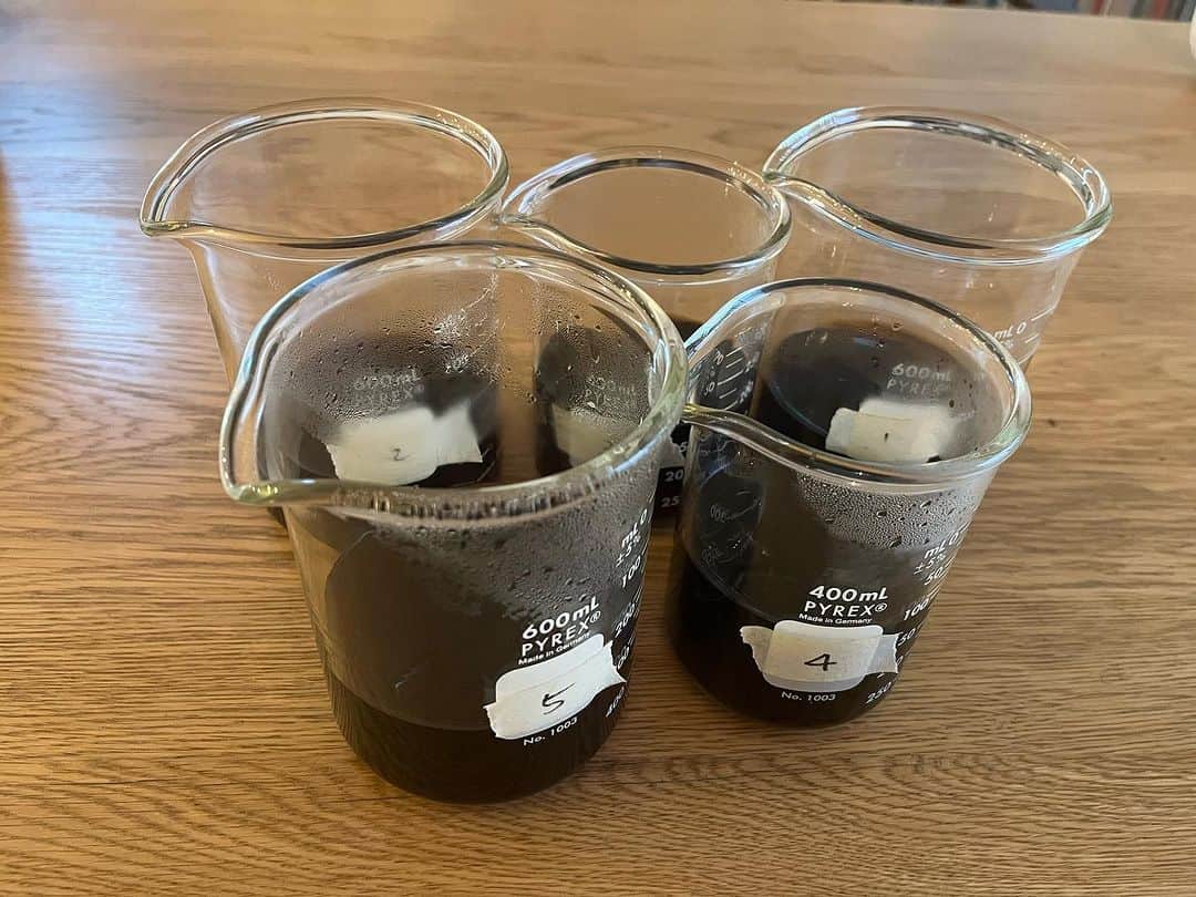 のインスタグラム：「昨日、今日とコーヒーの組み合わせやり過ぎてもう飲めない。。 ミックスのチェックになんとなく似てる。 ギターちょい上げのボーカルちょい下げ的な。 もうちょいがんばろう笑 #oniwstudioblend」