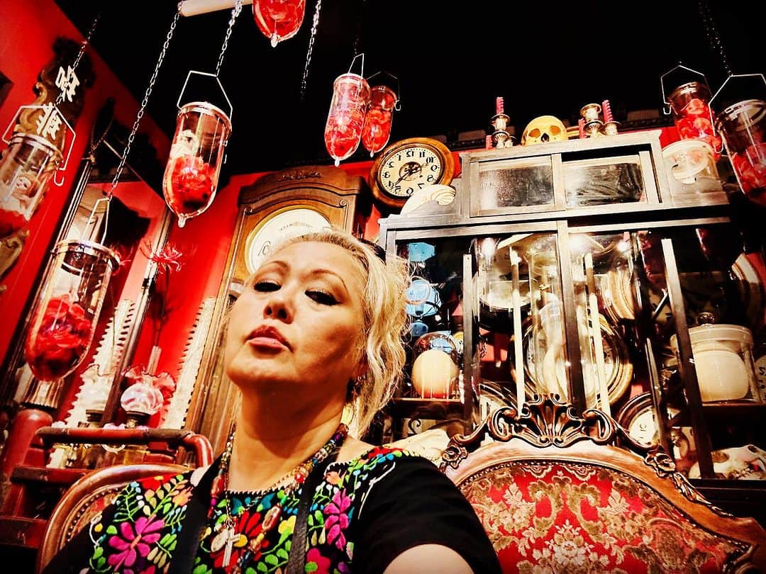 JILLのインスタグラム：「やっと訪れることが出来ました〜👋 毎回の京都で なんだかタイミングが合わず なかなか辿り着くことが 出来なかったんですが… 今回、やっと❣️  sankakさん、レア情報、 ありがとうございました。  3階は宝箱😊 なにが掘り出されるかわからない ワクワク感💓  私は3枚。 いずれもリメイク用。 塊さんは4枚❗️ いつの間にか購入してました👍  2階はちょっとジュネっぽい💦  #sankak_kimonoさんありがとう  #戻橋 #アンティーク着物  ———————————— #09月30日billboardlive横浜 #10月03日billboardlive大阪 #10月29日REDROCKS #11月03日西条市ストーンハンマー #11月04日西条市こけら落とし  ———————————— #jillpersonz  #personz  #youtubepersonzチャンネル #note  #jillpersonz  #エアプレ #JILLプレ #ラジオ高崎 #三味線jill屋」