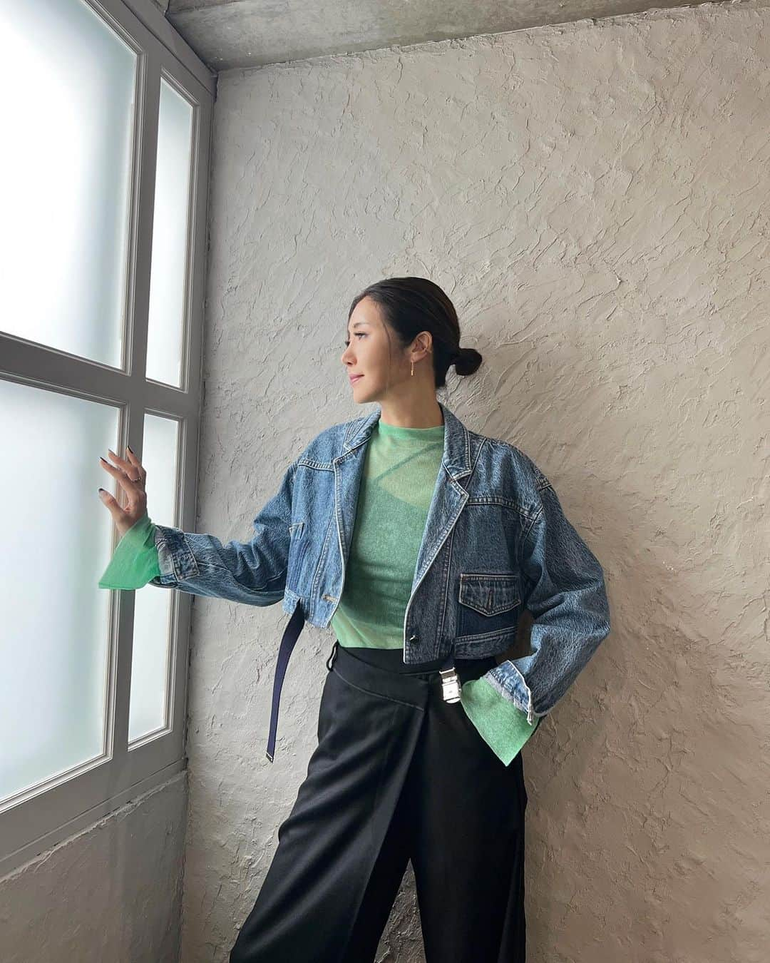 川島幸美のインスタグラム：「Cloudy day☁️ Denim Jacketもクロップドが気分」