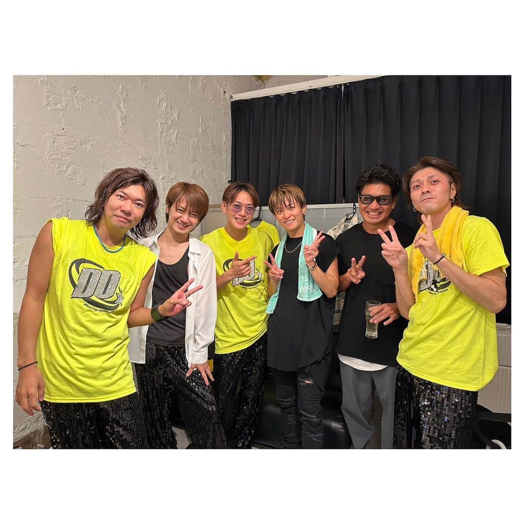 HRK（ハル）さんのインスタグラム写真 - (HRK（ハル）Instagram)「改めて『JUMP AROUND vol.31』 ありがとうございました！  10代の頃を思い出す時間で、曲の力って凄いなと思いました😌  配信のアーカイブは2週間見れるので、是非よろしくお願いします🎵  鎌田君にも久しぶりに会えて嬉しかったなー！  またいつかやる時はよろしくお願いします！！  左から #三浦勉 #田中純弥 #田中大樹 #大堀治樹 #鎌田淳 #尾身和樹」9月23日 14時04分 - hrkharu