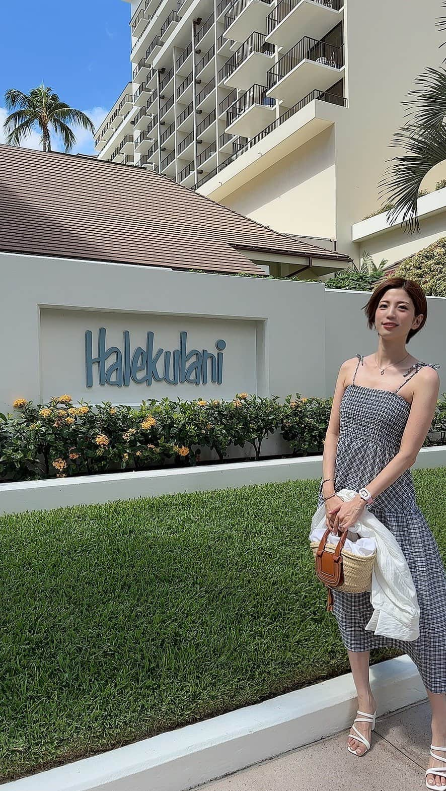 CHIHIRO♡のインスタグラム：「Halekurani🏝Hawaii  プール見える部屋にした👙 7年ぶりとかのハワイで ずっとずっとずっと行きたかった🥹  夜のプール綺麗だなぁ  #hawaii #halekulani  #ハワイ #ハワイ旅行 #ハレクラニ」