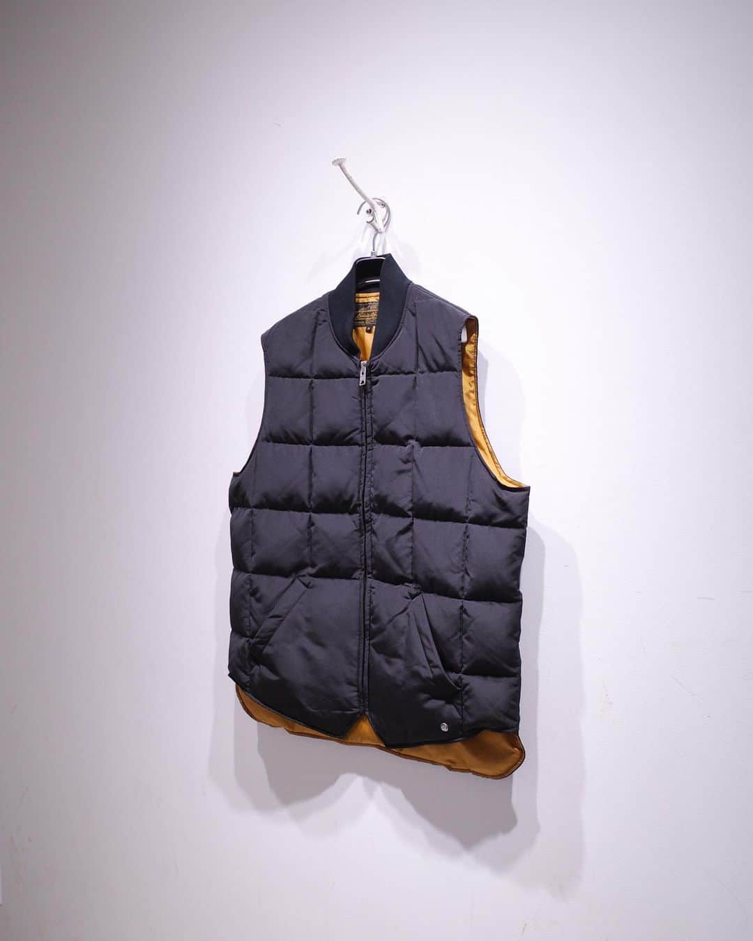 のインスタグラム：「【 EDDIE BAUER 】  @eddiebauer  ⁡ ---------------------------------------- ⁡ ▶︎EDDIE BAUER Downlight Canadian Vest ¥69,300- tax included [No,23011610023030]  ▶︎EDDIE BAUER Skyliner Jacket ¥99,000- tax included [No,23011610022930]  -----  #journalstandard#ジャーナルスタンダード  #harajuku#omotesando#mensfashion#mens#styling#coordinate#streetwear#23aw#unisexfashion#原宿#表参道 #eddiebauer」