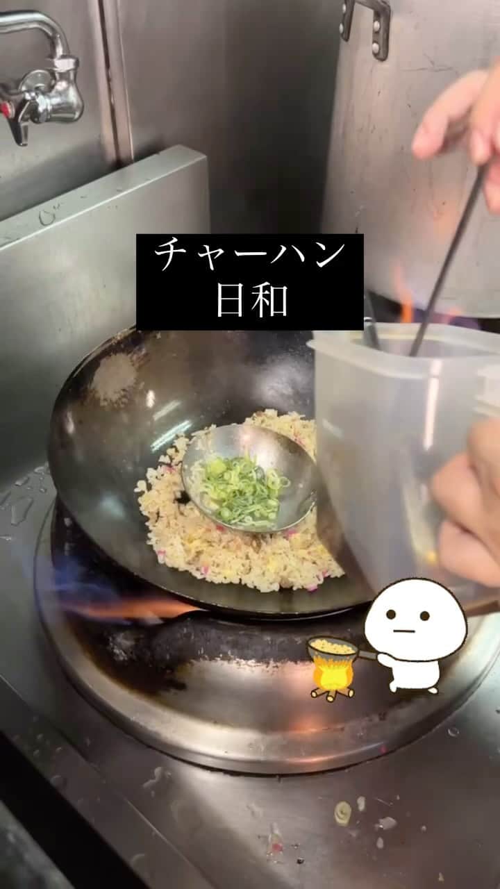 のインスタグラム：「涼しくなりましたね さぁ、チャーハンいかが？#秀ちゃんラーメン#初代秀ちゃん#博多だるま#だるまラーメン#吉塚だるま#箱崎だるま#扇屋#福岡#博多#豚骨#麺スタグラム#hidechanramen#daruma#michelin#bibgourmand#yelp#no1#tottoramen#thekashiwaramen#vattenramen#sakuraramen#하카타 #후쿠오카 #맛집 #라면 #관광 #맛있는 #돼지뼈라면 #미슐랭#명태자」