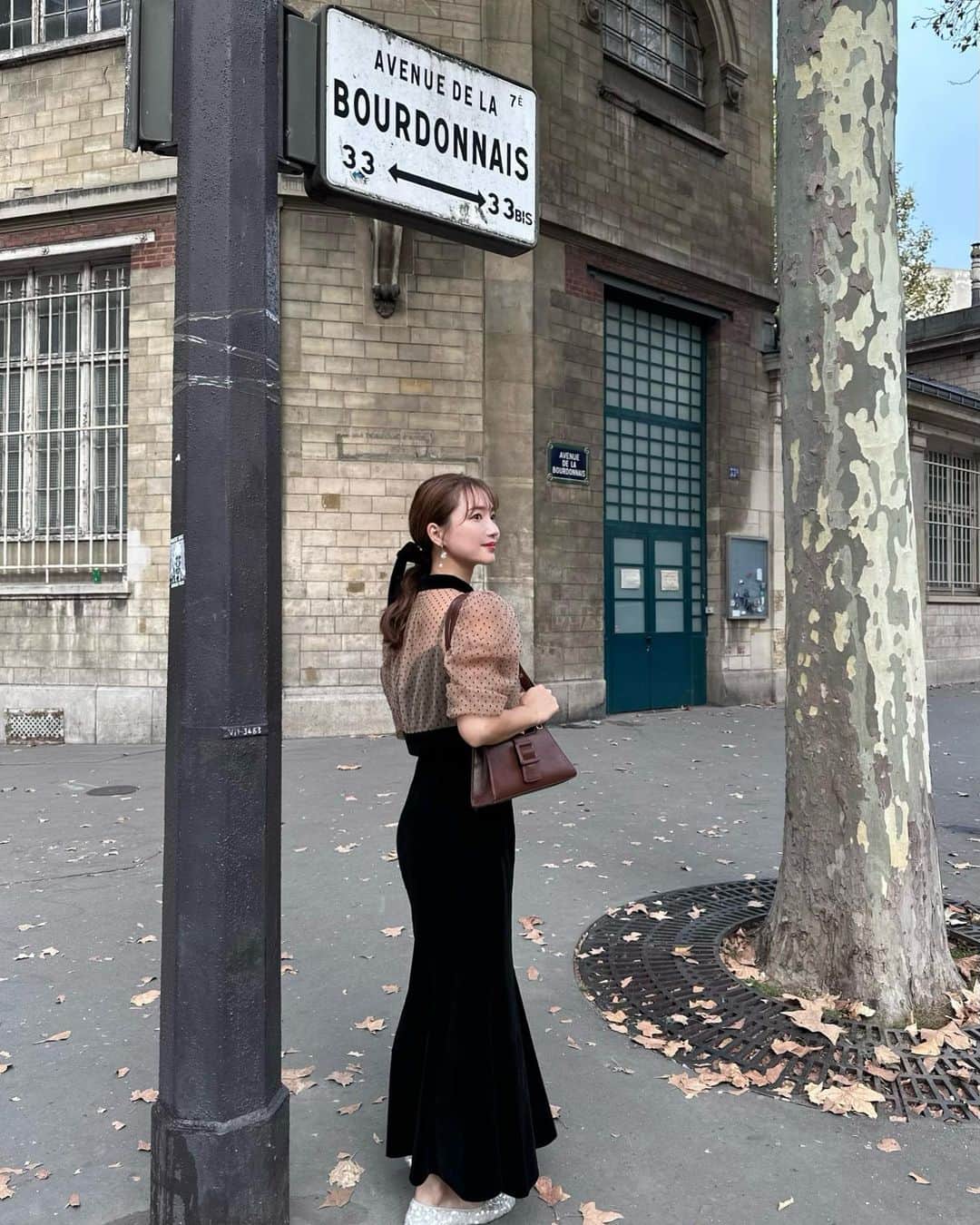 のインスタグラム：「. パリコーデ🇫🇷 @leja__official のオケージョンワンピ🤍 ドットがシースルーでベロアキャミはほんのりマーメイド🤍  #leja #パリ #パリ旅行 #フランス #フランス旅行 #オケージョン #paris #parisfrance」