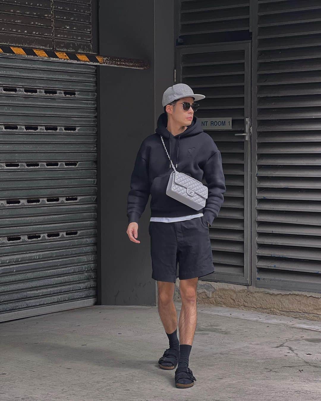 Christoffer Chengさんのインスタグラム写真 - (Christoffer ChengInstagram)「Maybe I’m dressing up a lazy sweat and cap look, or I’m dressing down a classic flap bag, either way that’s the fun of these looks that I adore 🥰」9月23日 19時33分 - curiouschristoffer