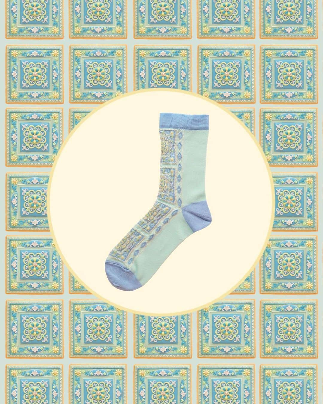 KUNIKAのインスタグラム：「【Tabio × KUNIKA Collaboration Socks】 💠タイルジュエリーフロートソックス・サックス💠  イタリアやポルトガル、モロッコを旅して魅了されたタイルデザイン。 丘の上のWildflower(お花畑じゃないところがポイント🌷)に囲まれた静かなカフェの中にいる気分で、デザインを考えました。 爽やかな水色ベース、黄色と黄緑をアクセントに、海辺を連想させるカラーリングです⛲️  ♦︎発売日 2023/9/25(月)  ♦︎販売店舗 🇯🇵Tabio公式オンラインストア 🇯🇵Tabio店舗 🇬🇧Tabio NEAL STREET 🇬🇧Tabio UK online Store  https://tabio.com/jp/kunika_tabio/  #tabio #タビオ #KUNIKA #kunikawithtabio #socks」