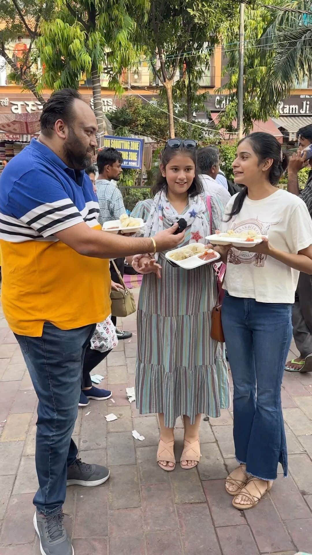 Karan Duaのインスタグラム：「Overhyped Hogaye DOLMA AUNTY KE MOMOS  According To You Delhi Mai Best Momos Kaha Milte Hai ? #dilsefoodie #momos #food #lajpatnagar #dolmaaunty」