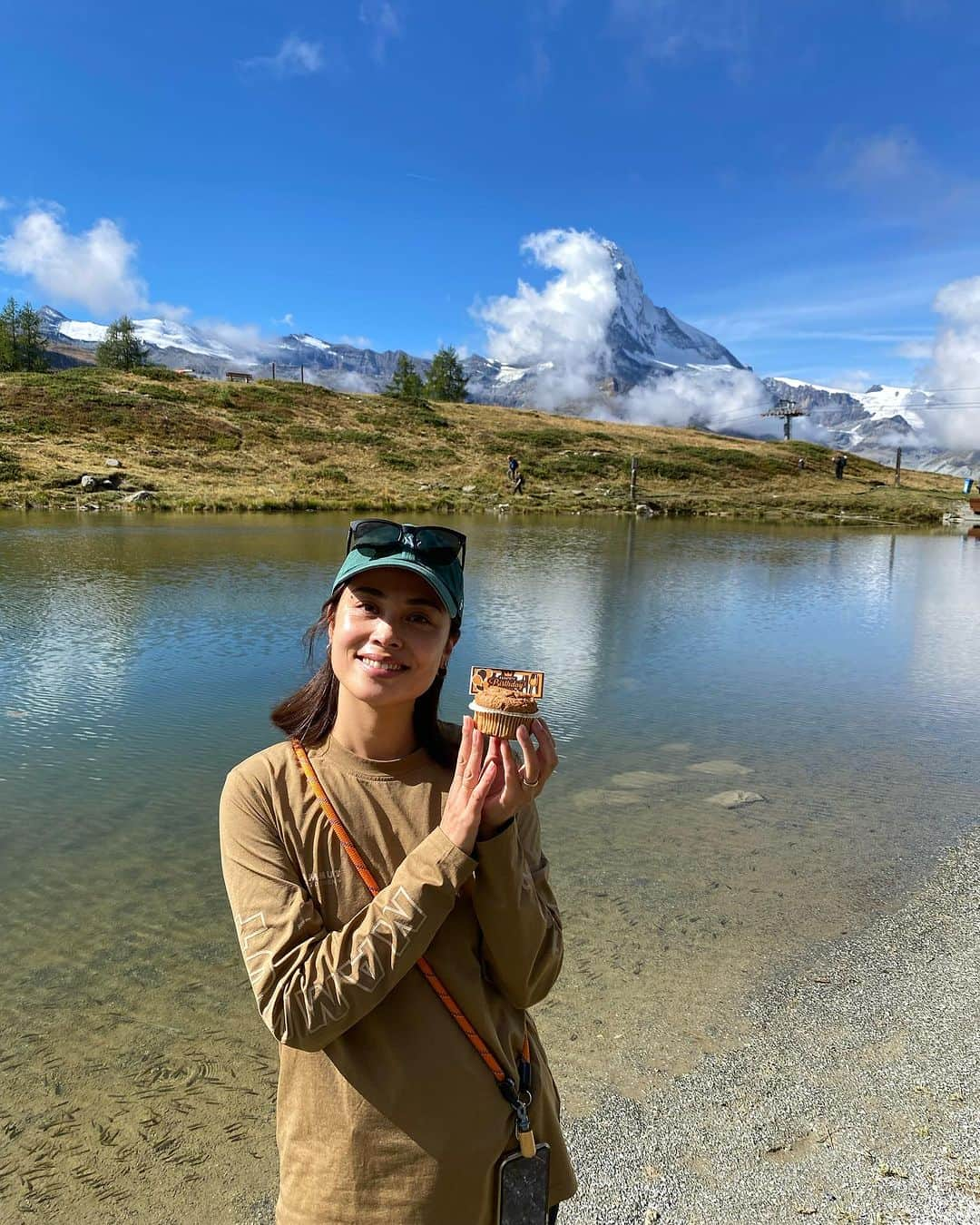 林えみりのインスタグラム：「嘘でしょ…こんな山の上でサプライズでお誕生日を祝ってくれたよ、、、😧  ちっさいハードケースみたいなのに、バースデープレートとケーキを入れてリュックに詰めてこんな上まで持ってきてくれて、 逆さマッターホルンが見れるスポットで急に出すんだもん、びっくりだよーーーー🥹🥹🎉  仕事も完璧、遊びも完璧。 大人になっても、楽しむこと、わくわくすることを大切に、 軽やかに行動する。 憧れのお二人でございます♡  こんなお姉ちゃんたちみたいに わたしも、なりたい、、、🥹🐚  本当にありがとうございました🌹  #surprisebirthday  #マッターホルン #matterhorn  #switzerlandtravel  #サプライズバースデー #ありがとうございました」