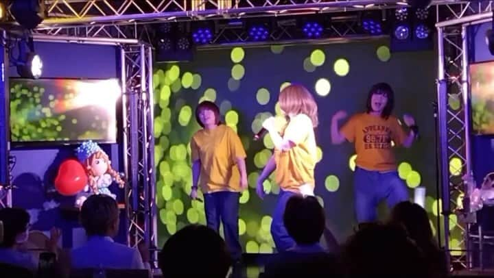 マーナのインスタグラム：「10周年記念LIVE レポレポレポ  みんなでaiko！！  響乃じゅん子ちゃん @junko.kyono_official  鈴木みずほちゃん @monomanemizuho  に協力していただき 念願のaiko軍団のような3人だからaikoトリオ！！！やりました  響乃じゅん子ちゃんとはaiko好きお仲間でLIVE行ったり、一緒にaiko縛りのライブやりたいーって出会った当初から懇願していて  鈴木みずほちゃんはaikoさんのカラオケガイドボーカルをしていらっしゃる事と仲良くしていただいてるけど一緒にステージが一度もなく今回お願いしちゃいました。  じゅん子ちゃんには私の替え玉的な演出という大変なお願いしちゃいまして…照明がやたら暗いのが不思議だったみたいですが皆んな騙されて楽しんでくれて大成功👏  快く出演してくださった じゅん子ちゃんとみずほちゃん に感謝です💓  そしてaiko縛りLIVEをやりたい気持ちが強くなりまして…絶対開催するう！！  #響乃じゅん子  #鈴木みずほ #aiko #ものまね #まーな #まーな10周年記念ライブ  #レポはまだ続くよ… #ゆっくりな歩みではございますが」