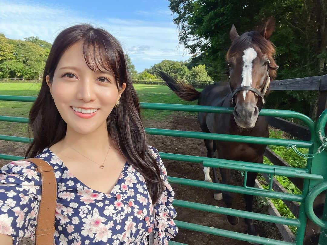 石川彩夏のインスタグラム：「オジュウチョウサンと私🥺💓  競馬はギャンブルだけじゃないんだよ。 と教えてくれたのがオジュウチョウサン🏇  絶対王者と呼ばれる前から、お顔も馬体もドンピシャで推しでした🫶笑  3枚目は周りのから『わ！！オジュウチョウサン止まってくれてますよ！！』と教えて頂き、まさかすぎて💦あわあわしてる私😂  ※私も一般見学で皆さんと同じ状況で見学させて頂いております🙇‍♀️  牧場見学はルールとマナーを守りましょう💪  #yogiboヴェルサイユリゾートファーム #オジュウチョウサン」