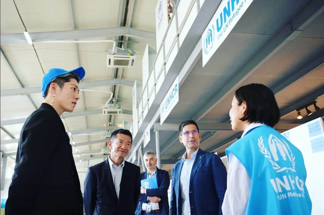 雅-MIYAVI-のインスタグラム：「Visited RomeEXPO before my show in Romania.  Thousands of people who were forced to flee Ukraine come to this facility everyday. UNHCR is providing life-saving support in cooperation with WHO, UNICEF, IOM and other NGO partners.  (You can see the numbers of people who have come here daily in the video)  As the war in Ukraine still remains, the urgency and the humanitarian support from the global community must grow.  Respect to all the UNHCR Romania and all the NGO staff for the hard work and big appreciation to Romanian government and local community for your open hearts and such a warm and generous support for the people from Ukraine.   Thank you for your support.  ルーマニアでの公演の前に、 ウクライナからの避難民の方々が訪れる場所へ来ました。  昨年の３月以降、 この場所には支援を求め 毎日何千人もの人々が訪れます。  (動画の中でボードに書かれている数字が 去年から日々避難してくる人々の数です。)  ニュースで見る機会は少し減ったかもしれないけど まだまだ紛争は続いていて 家族とはなればなれで暮らす子供たちや 仕事をすることすら許されない方々がたくさんいます。  これからくる冬に備え より一層の国際的人道支援が必要とされています。  現地で日夜サポートにあたる UNHCR および連携するNGO団体パートナーのみなさん、そしてルーマニア政府および現地のホストコミュニティの方々の大きな心とその寛大さに感謝します。  🙏🏻」