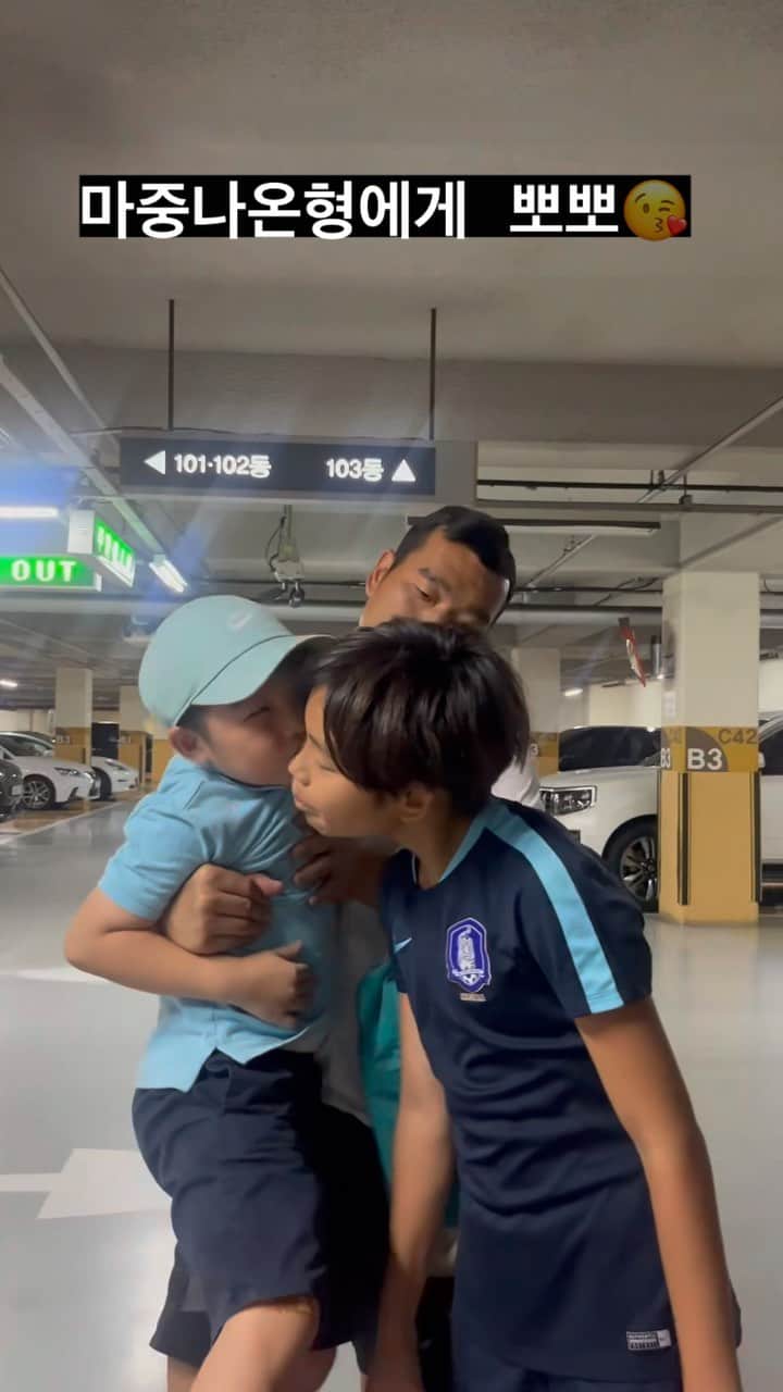 チョ・ウォニのインスタグラム：「형아를 사랑하는 동생😍 #형제  #사춘기형아  @yoons01111229」