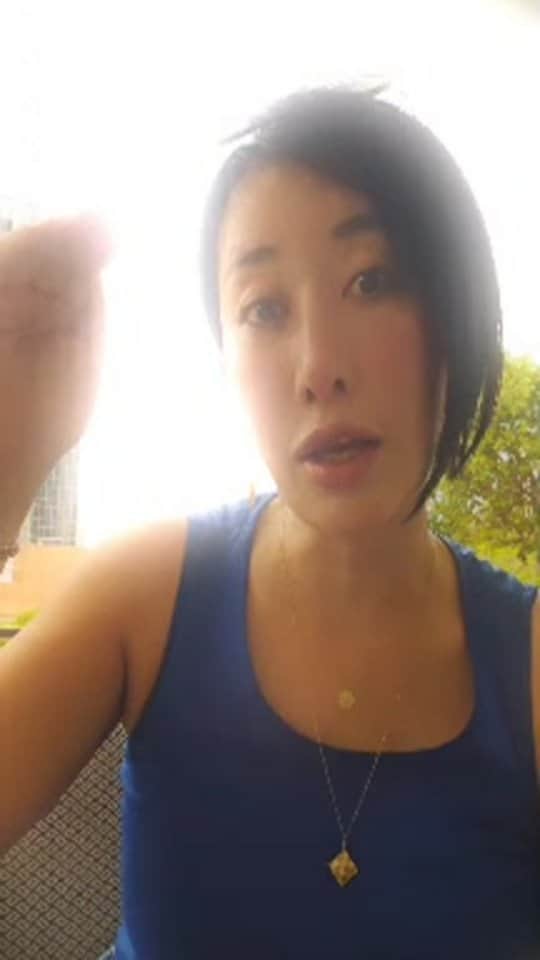 上原恵理のインスタグラム：「Raffles HOTELから息子のおちんちん問題を語る。  男性に聞くと、全員に、まずはなんでそんなこと気にしてるの?と怪訝な顔をされ、次になるようになるから自然に任せればいいといわれます。 専門家であるドクターに聞くと剥かなくていい派と剥く派に分かれます。 そして男の子をもつ先輩ママは剥いた方と剥かなかった方がいます。 そして男児のプレママはみんなおちんちん剥くべきか否か悩んでます。 始めての男児をもつプレママだけの悩みかもしれないけど、私の母としての有り様で息子の息子がちゃんと成長しなかったら、母の責任ではないかと日々本気で考えてます。 おそらく男の子といわれている今。おちんちん問題と、思春期の行き場のない息子の性欲に母としてのどう向き合うべきか…それが二大きになることです。」