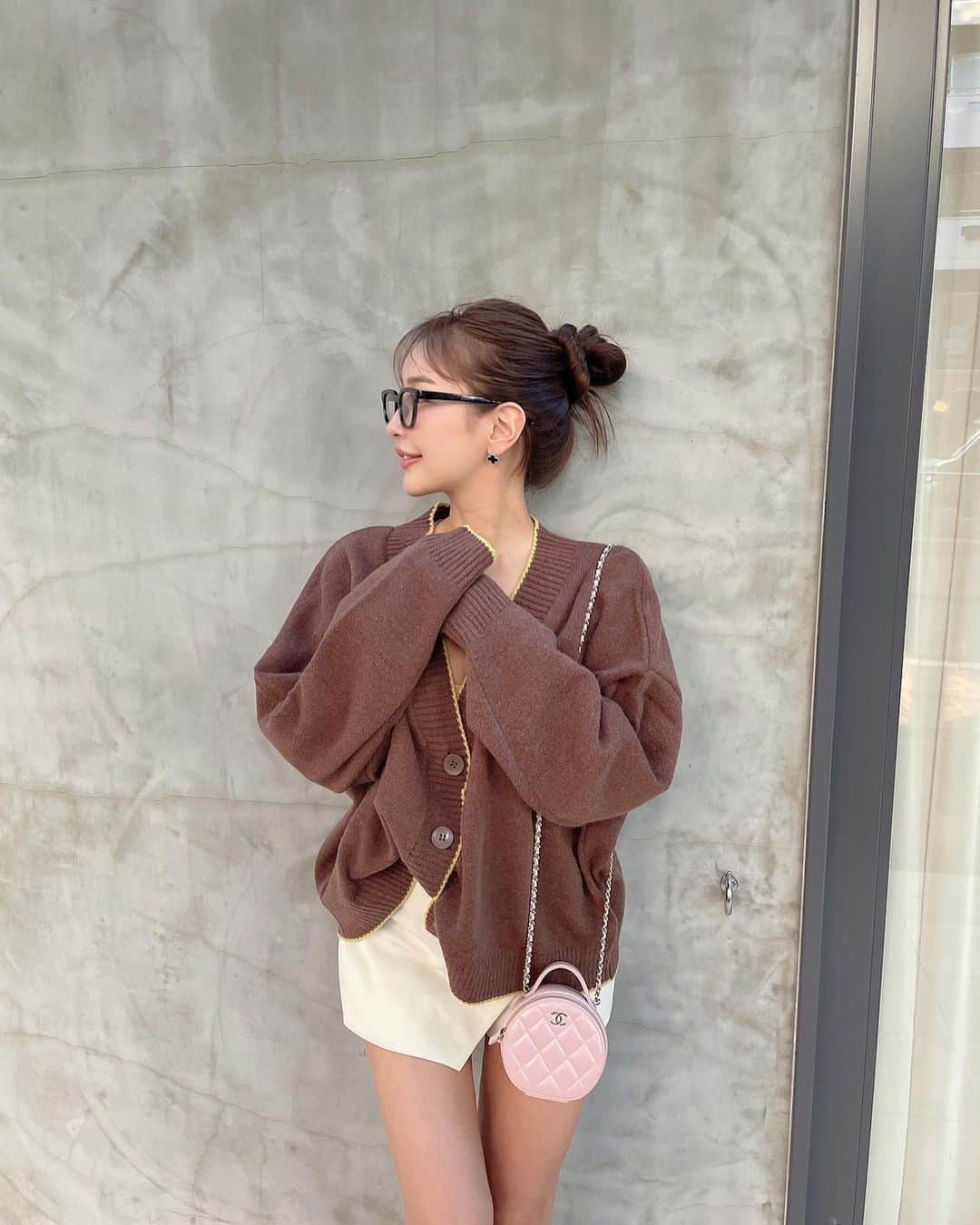 のインスタグラム：「肌触りがやわらかでもっちりしたニット🧶⸜❤︎⸝‍​ オーバーサイズだからかわいいの🐻​ ​​​ @classicalelf_official   ​ ​ #classicalelf #クラシカルエルフ #エルフコーデ#タイアップ​」