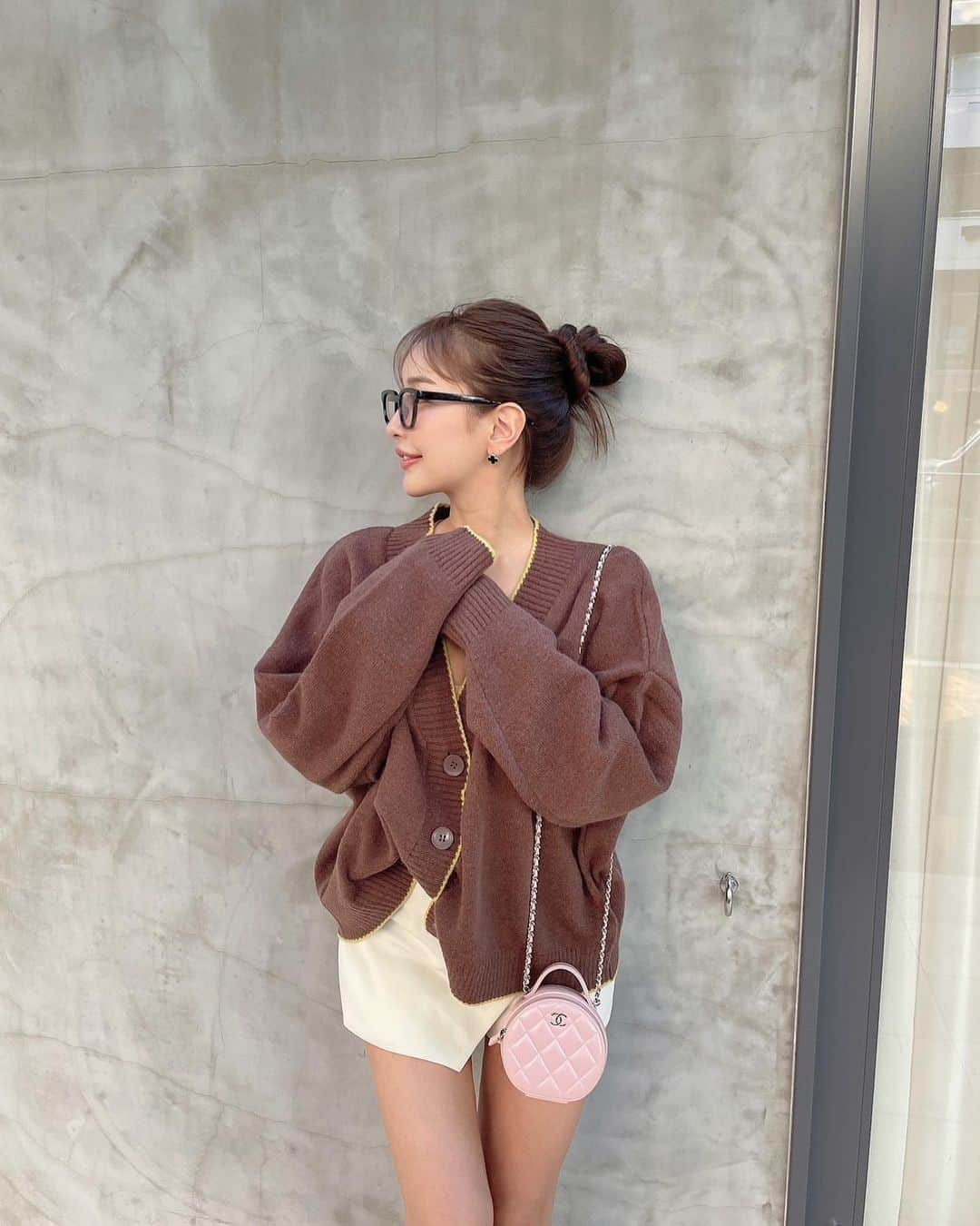 佐野友妃子のインスタグラム：「肌触りがやわらかでもっちりしたニット🧶⸜❤︎⸝‍​ オーバーサイズだからかわいいの🐻​ ​​​ @classicalelf_official   ​ ​ #classicalelf #クラシカルエルフ #エルフコーデ#タイアップ​」