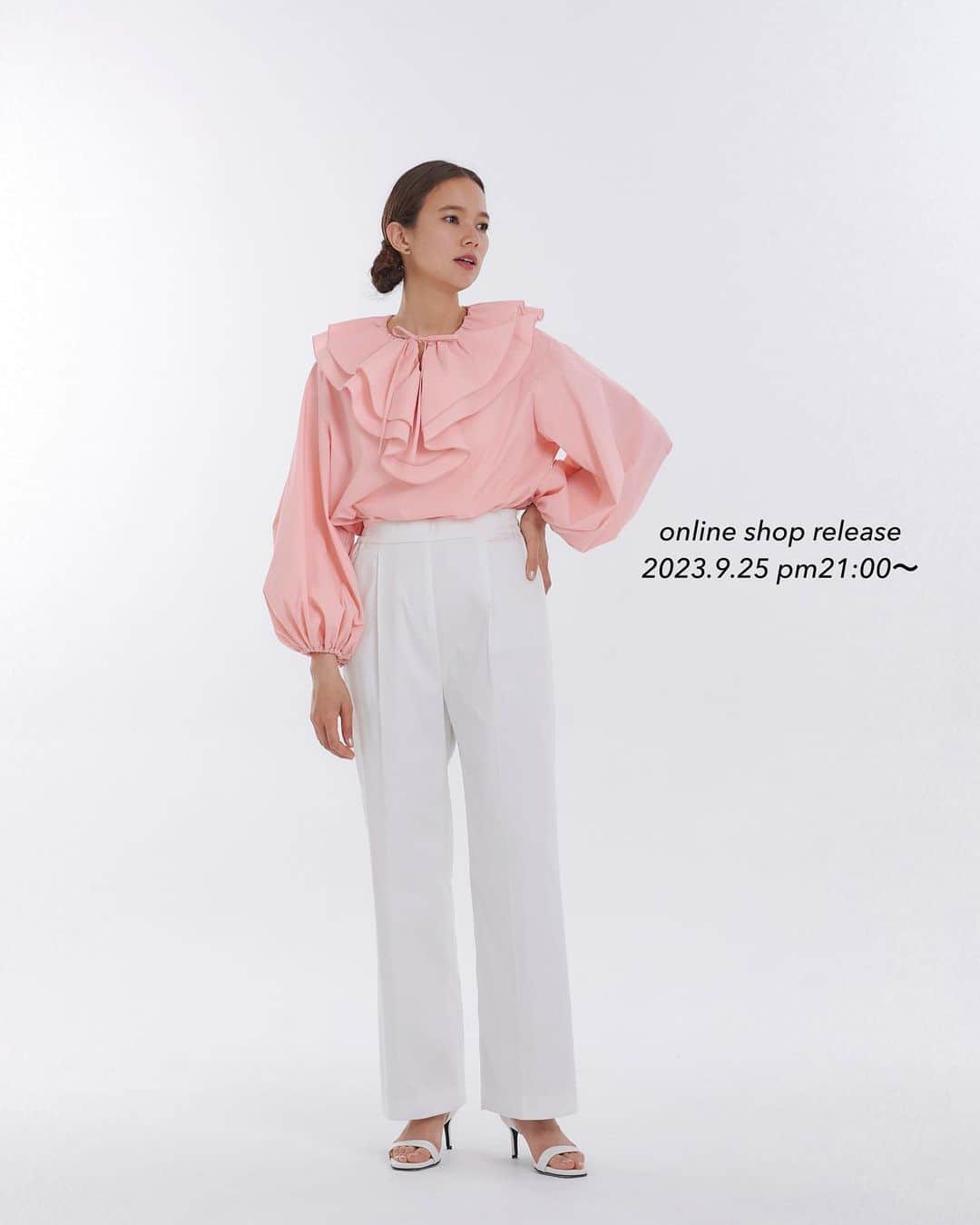 yoriのインスタグラム：「*online shop release*  2023.9.25 pm21:00〜 下記の2023AW新作が 入荷致します！  #ショートカールファーチョッキ #ダブルフリルカラーブラウス #ティアードカットソー  #yori_japan」