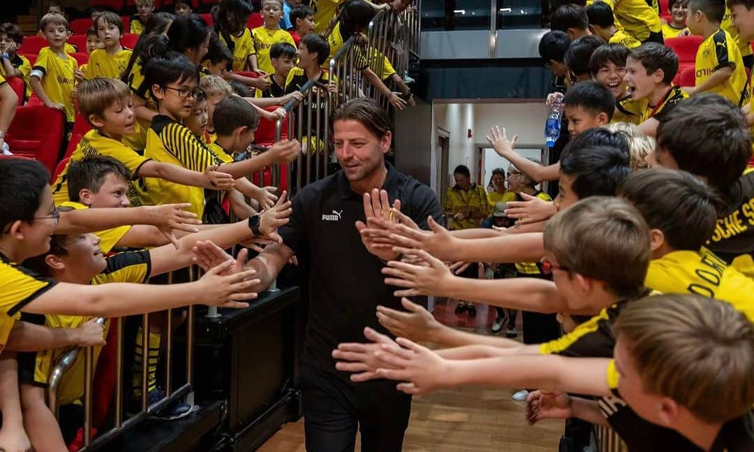 ローマン・ヴァイデンフェラーのインスタグラム：「Thank you Shanghai & Shenzen!🇨🇳 Immer wieder schön zu sehen, mit welcher Begeisterung  ihr Borussia Dortmund im Herzen tragt und zeitgleich unterstützt. Das Lächeln der Menschen wird mir lange in Erinnerung bleiben. See you soon China!  Danke, Euer Roman  #Shanghai #Shenzen #DeutscheSchule #EuroCampus #MIGUSportsTV #DBCargo #EASPORTS #HUAWAI @bvb09 @blackyellow @db_cargo @easportsfc @huawei」